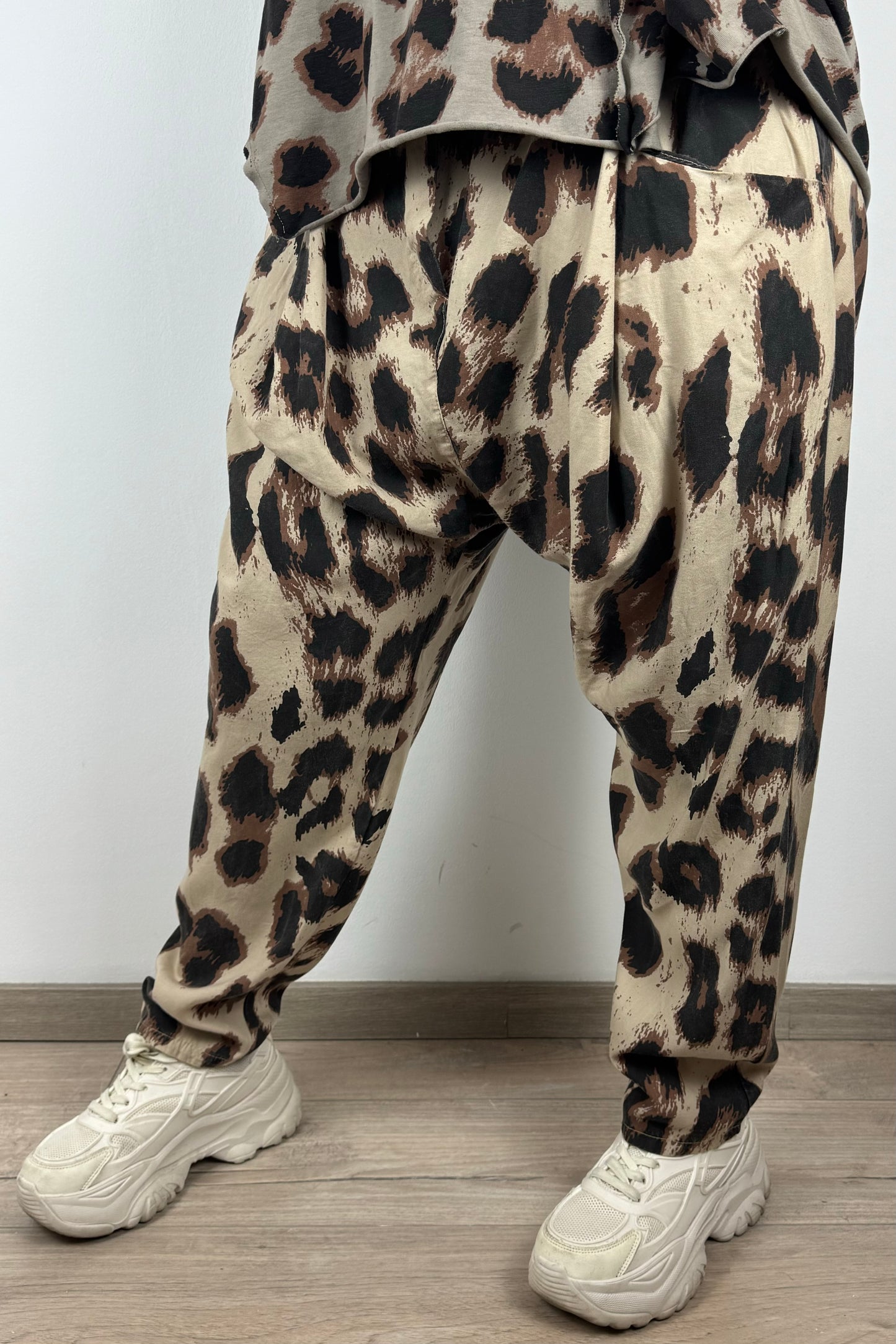 Hose mit Leopardenmuster – weiter Bein-Schnitt, bequem