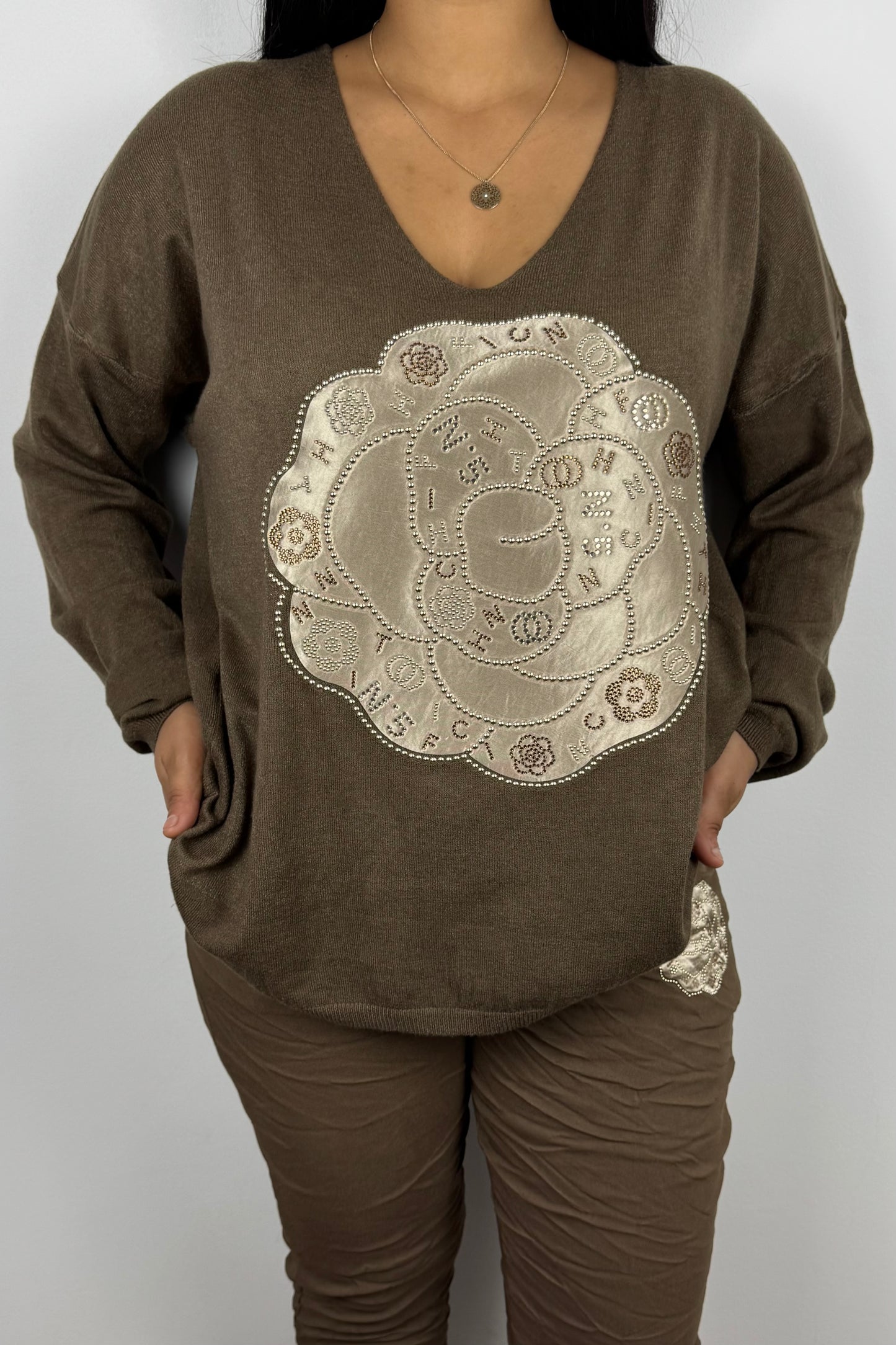 Feinstrick-Shirt mit floraler Applikation und Strassdetails