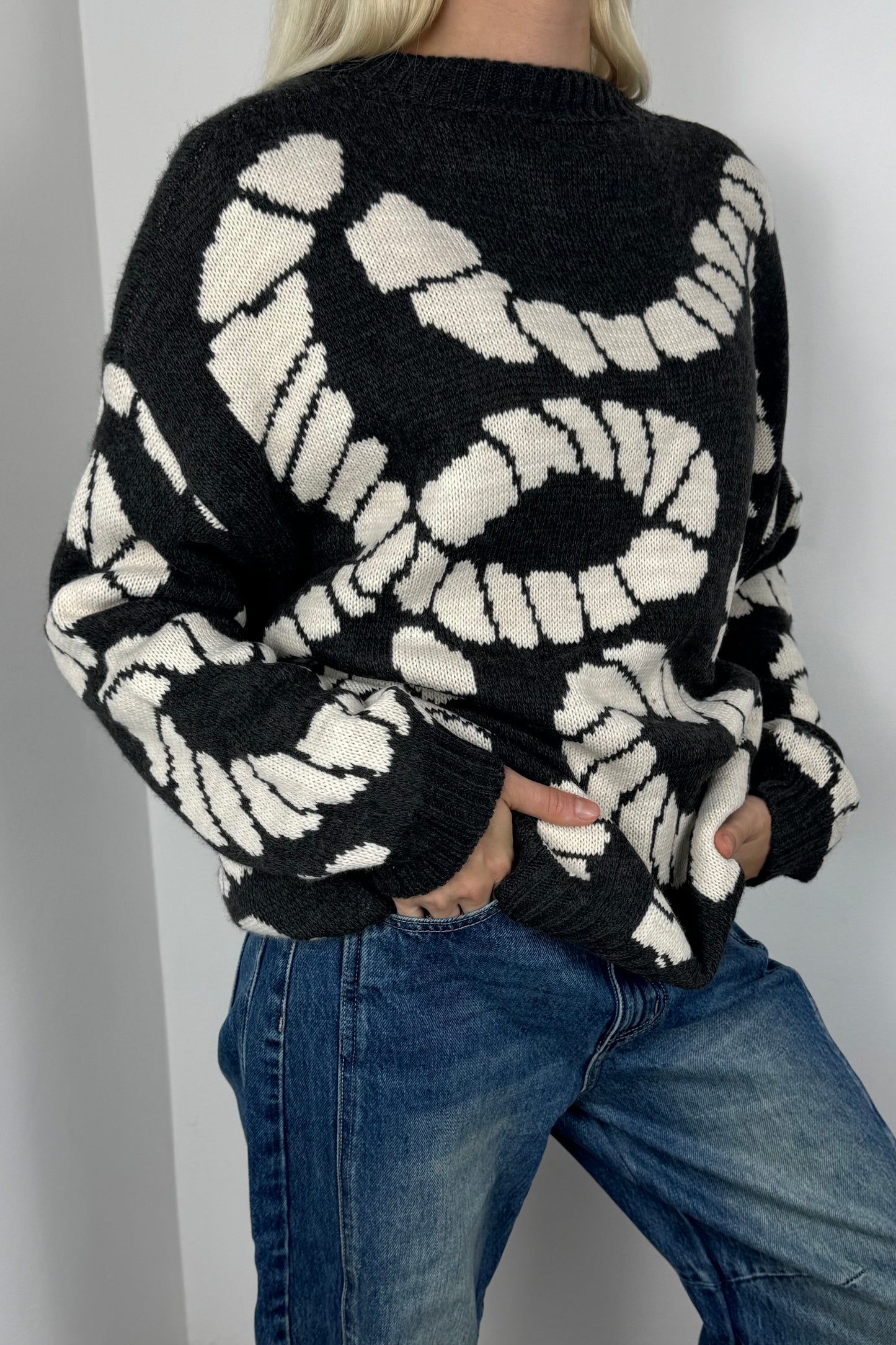 Pullover mit modernem Muster-Schwarz