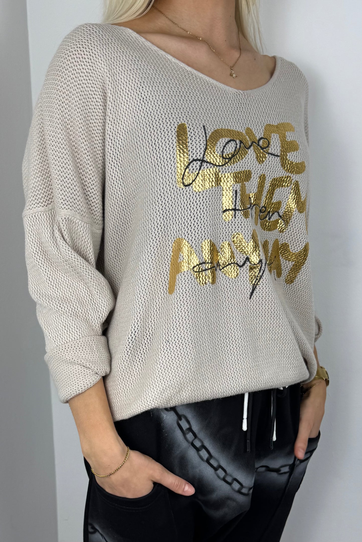 Damen Shirt mit Glitzer-Schriftzug „Love Them Anyway“ –Beige