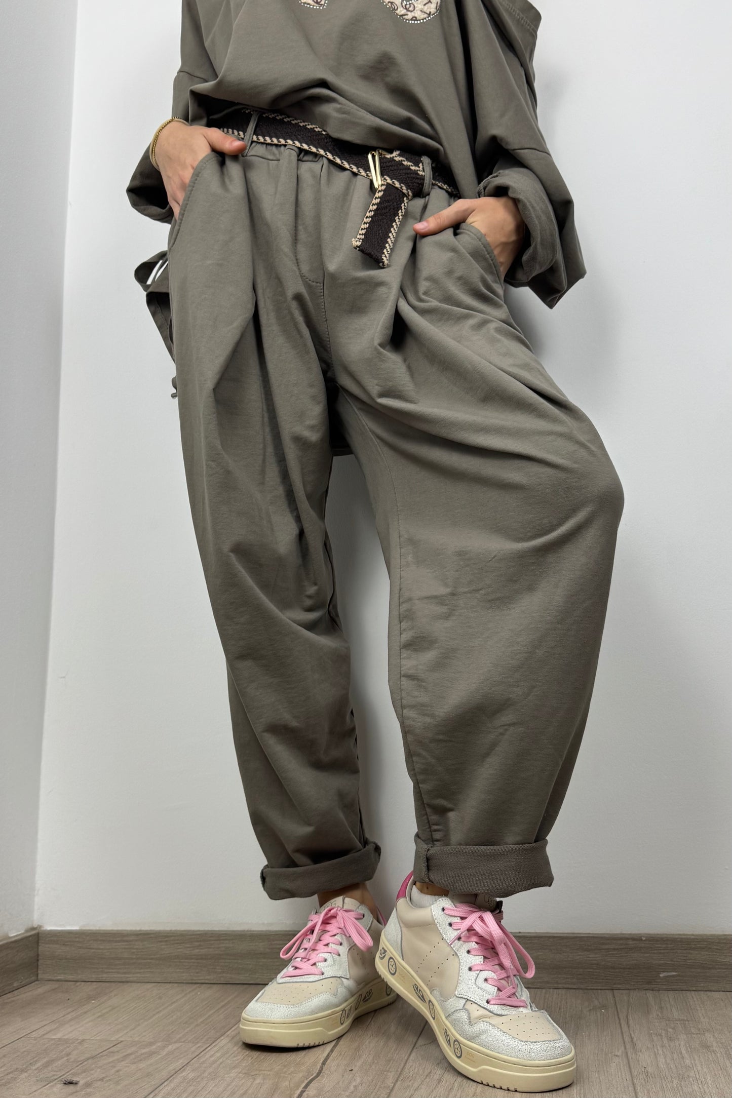 Bequeme Damenhose mit elastischem Bund und Gürtel-Braun