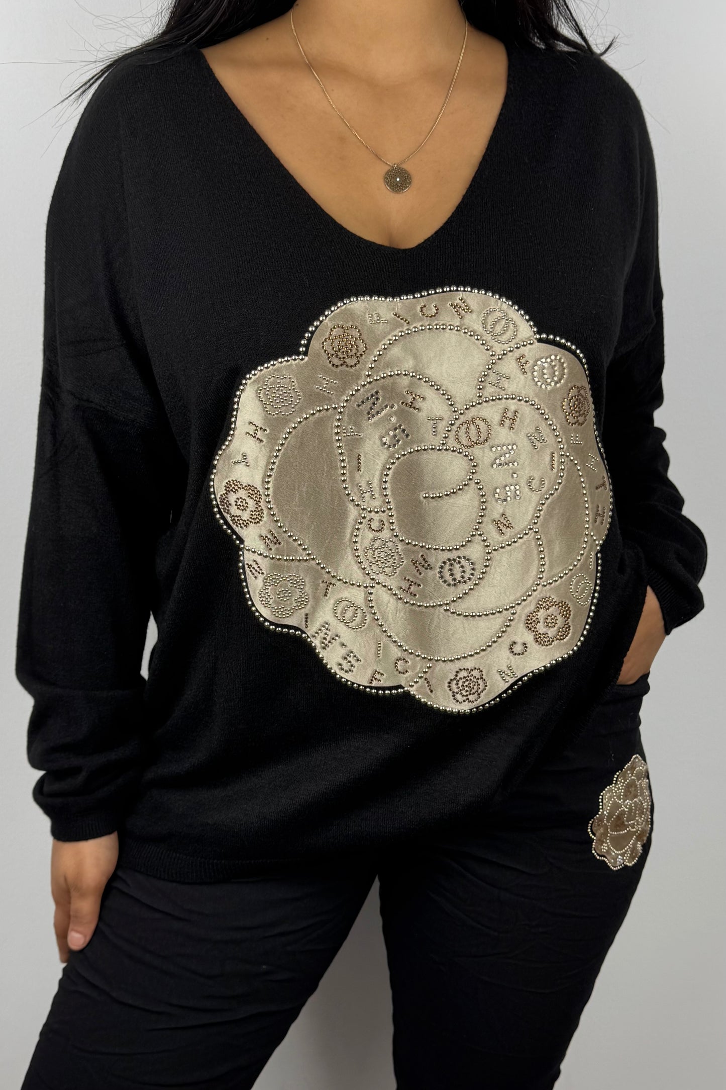 Feinstrick-Shirt mit floraler Applikation und Strass – Schwarz
