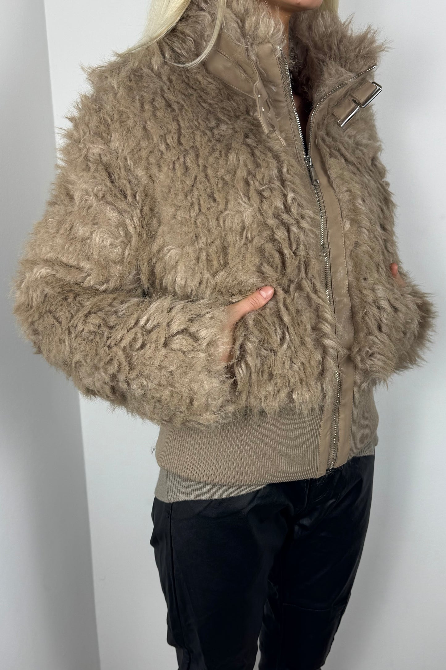 Stylische Felljacke mit Reißverschluss und Kragen-Beige