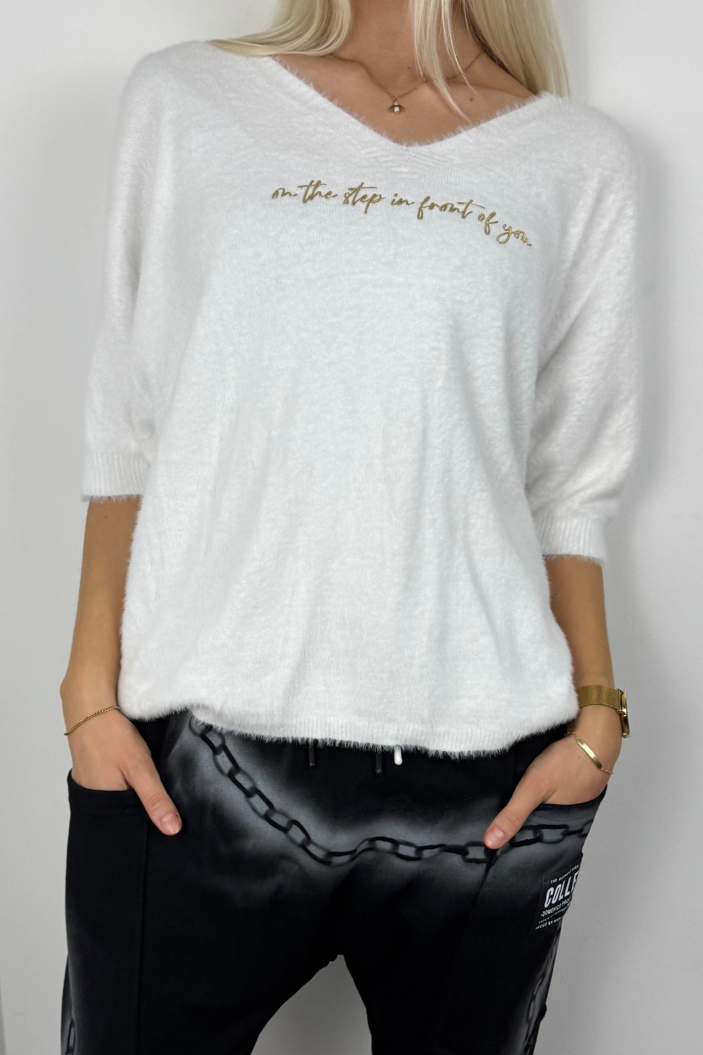 Shirt mit V-Ausschnitt und Stickerei –Weiß