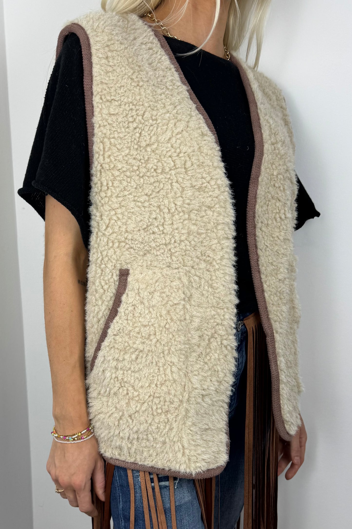 Flauschige Weste mit Stickerei –Beige