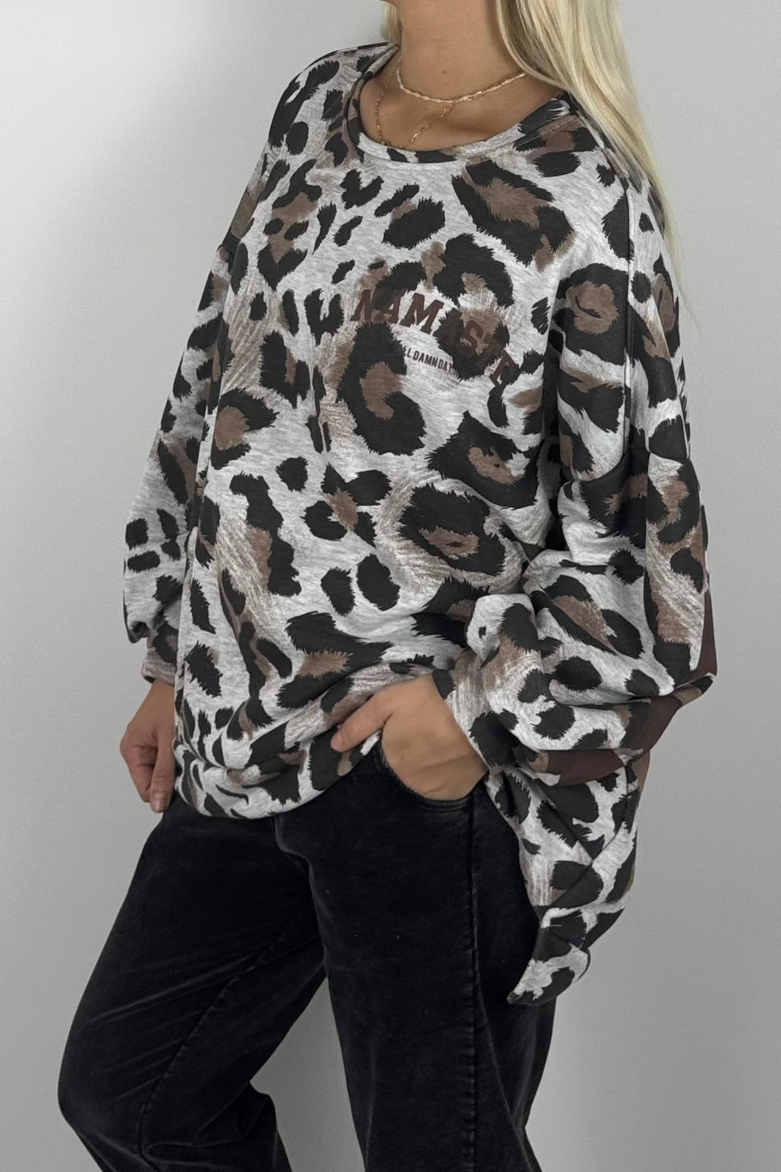 Leo Oversize Sweatshirt „Namaste“-Grau