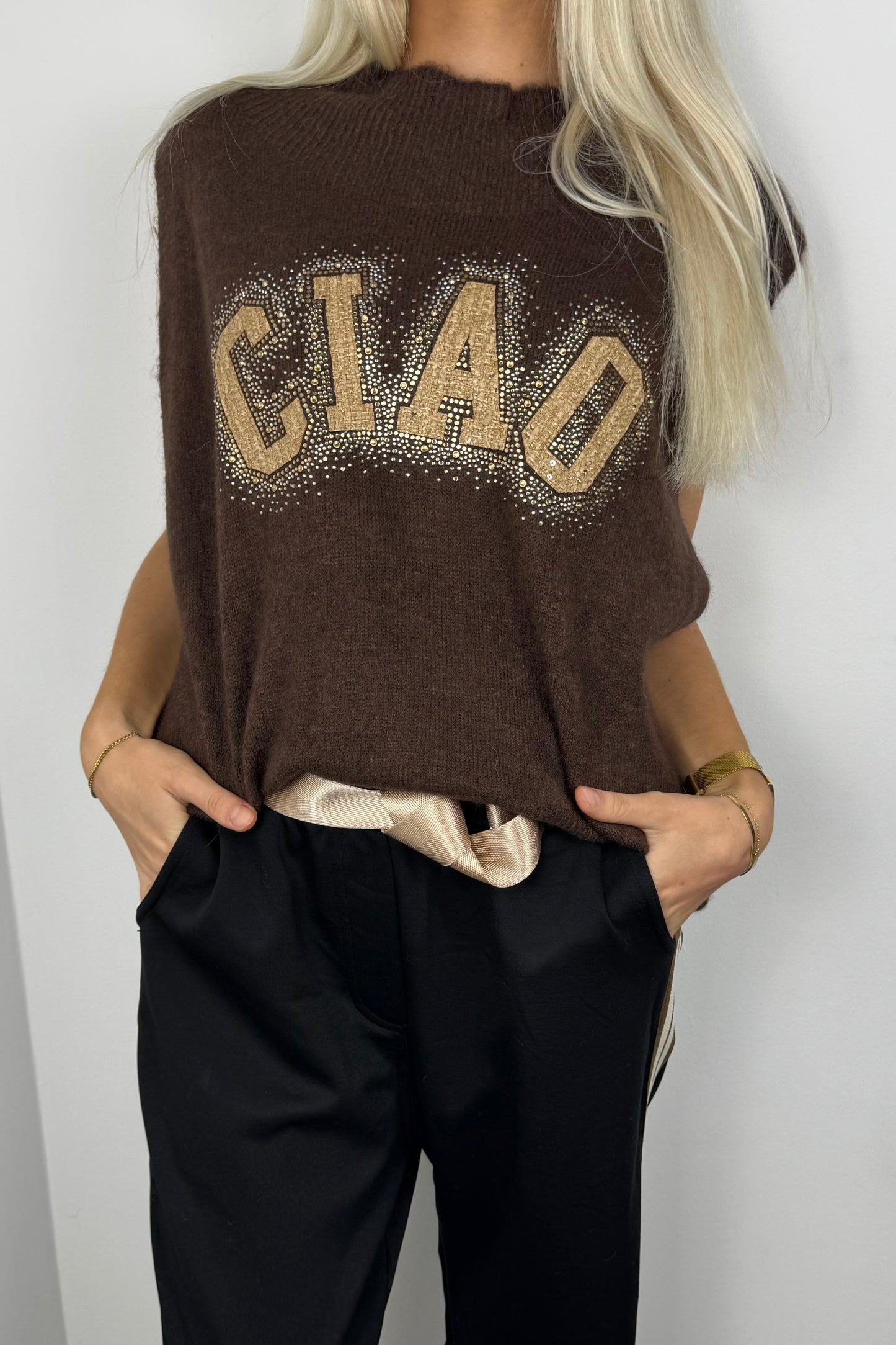 Pullover mit Strass-Schriftzug „CIAO“ –Choco