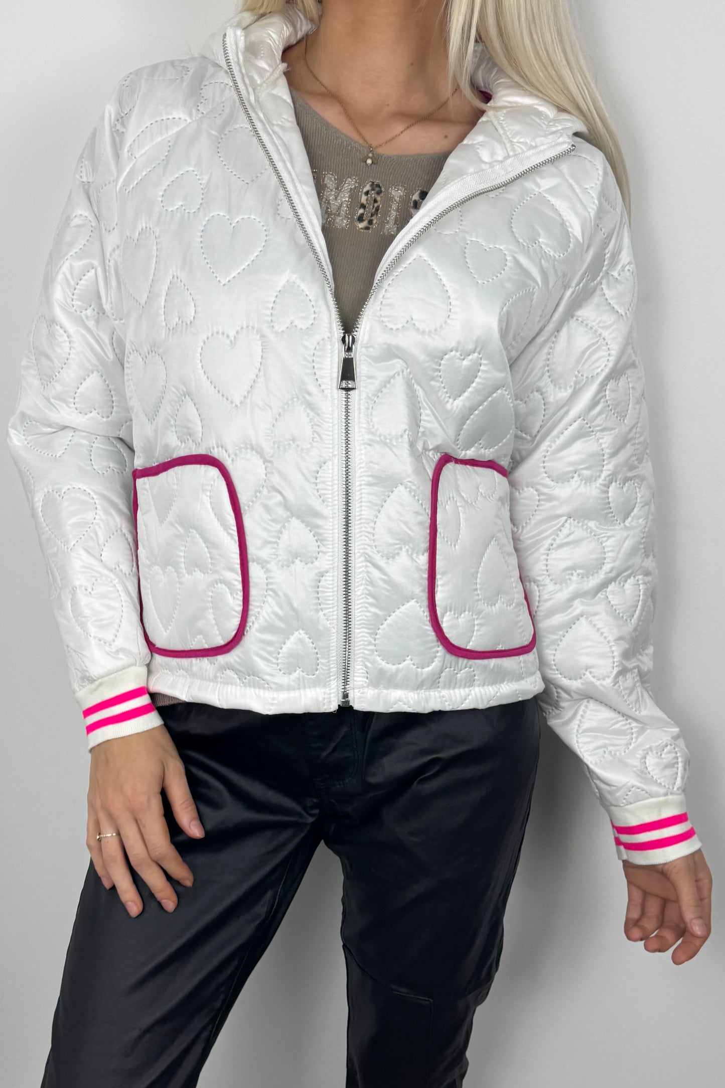 Leichte Steppjacke mit Herzmuster und Kapuze-Weiß