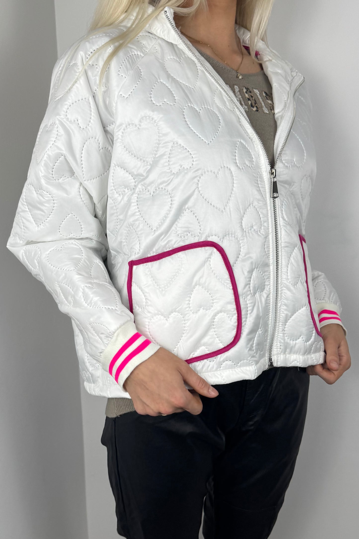 Leichte Steppjacke mit Herzmuster und Kapuze-Weiß