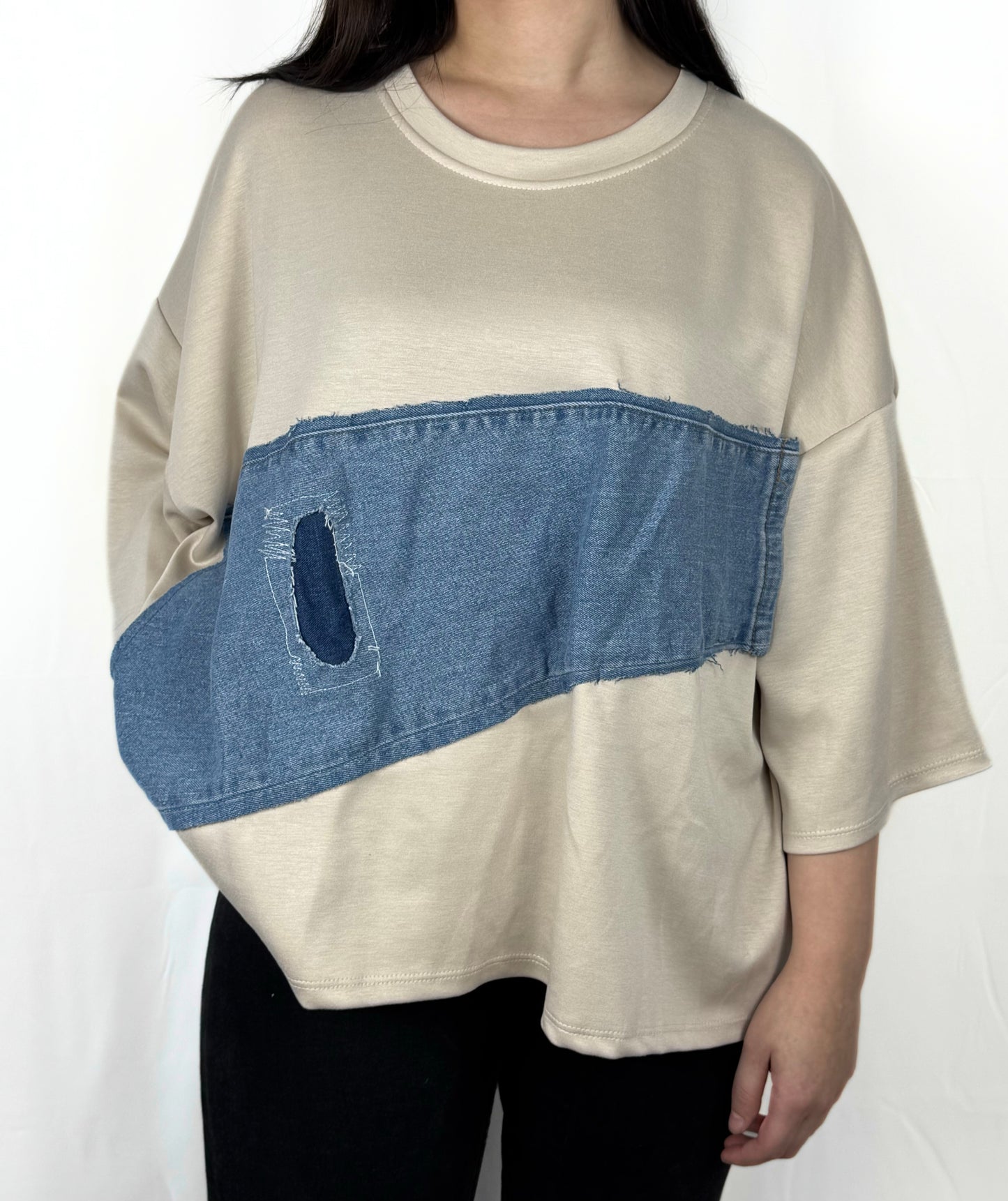 Beiges T-Shirt mit Jeansdetails – trendiger Materialmix