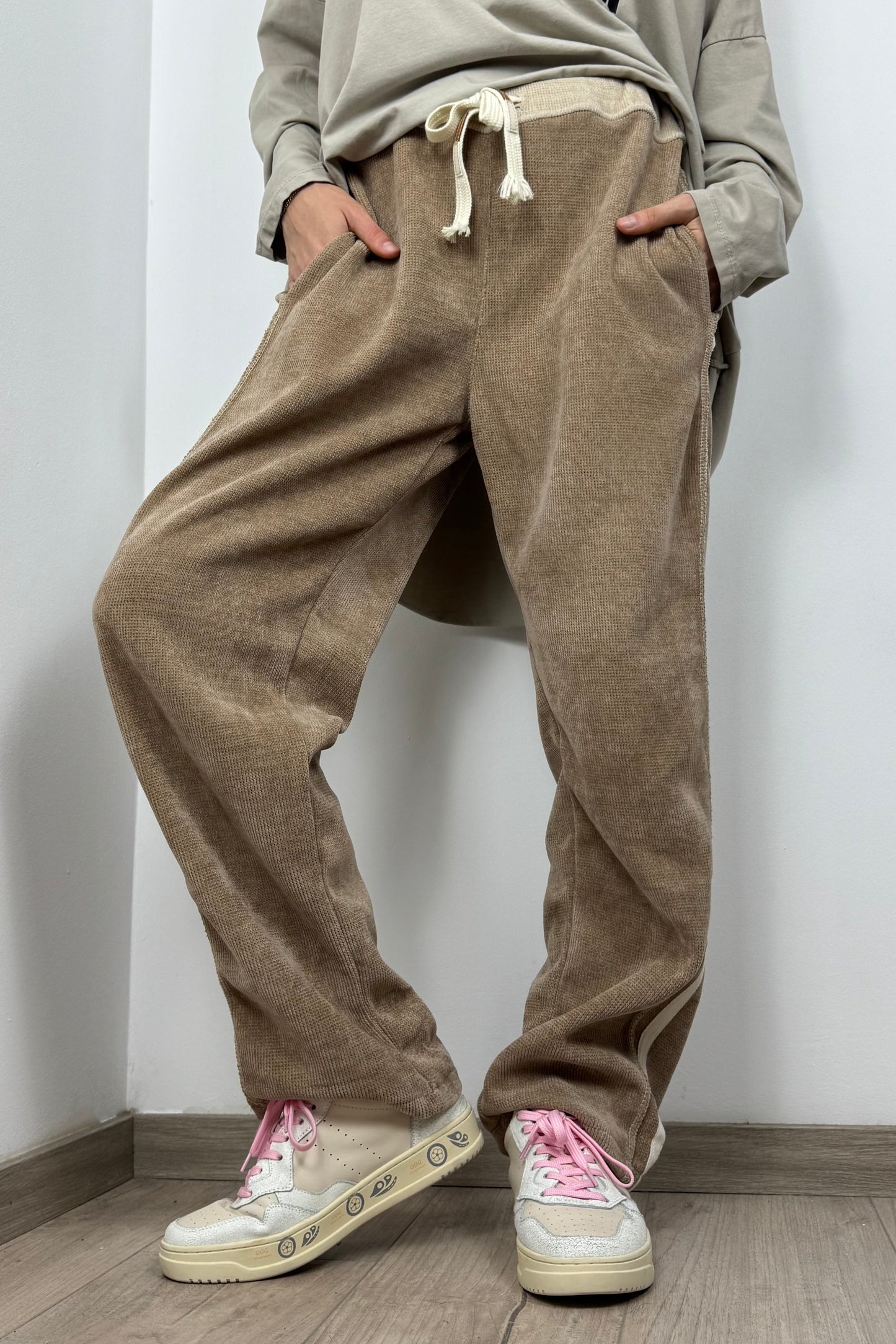 Bequeme Damenhose mit Seitendetails und Bindeband-Cammel