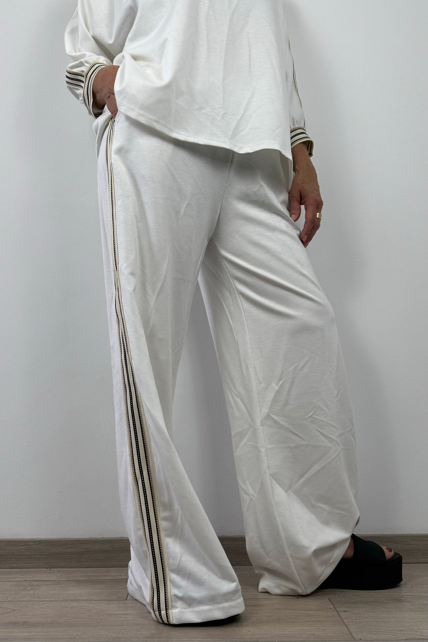 Damenhose mit weitem Schnitt – Seitenstreifen & elastischer Bund