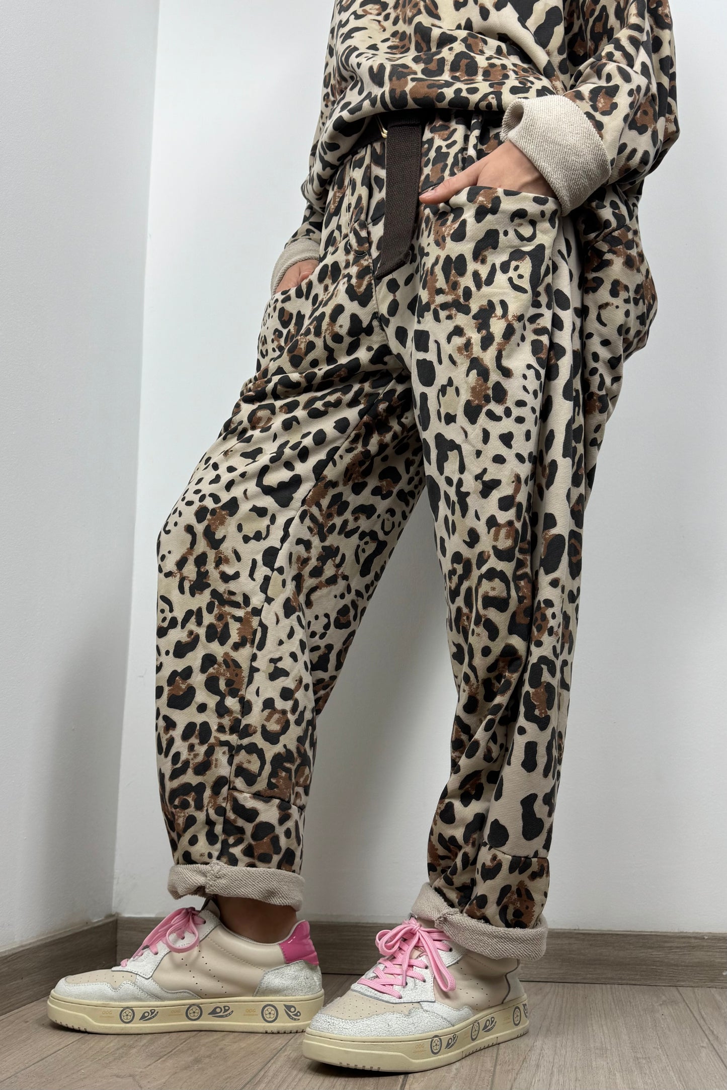 Jogpant mit Animal-Print und Gürtel-Schwarz