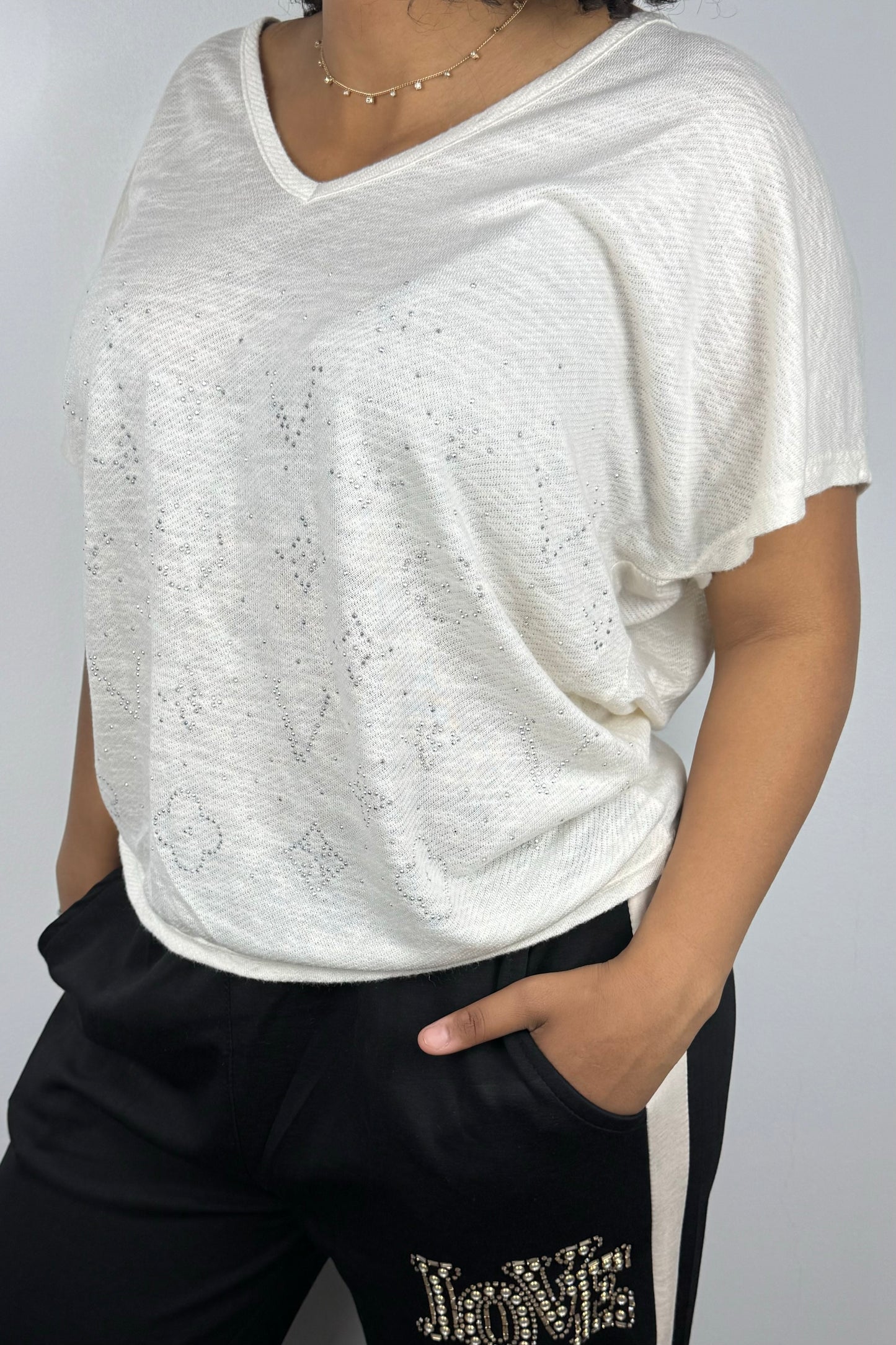 V-Neck Shirt mit Glitzerprint – feminin & leicht glänzend