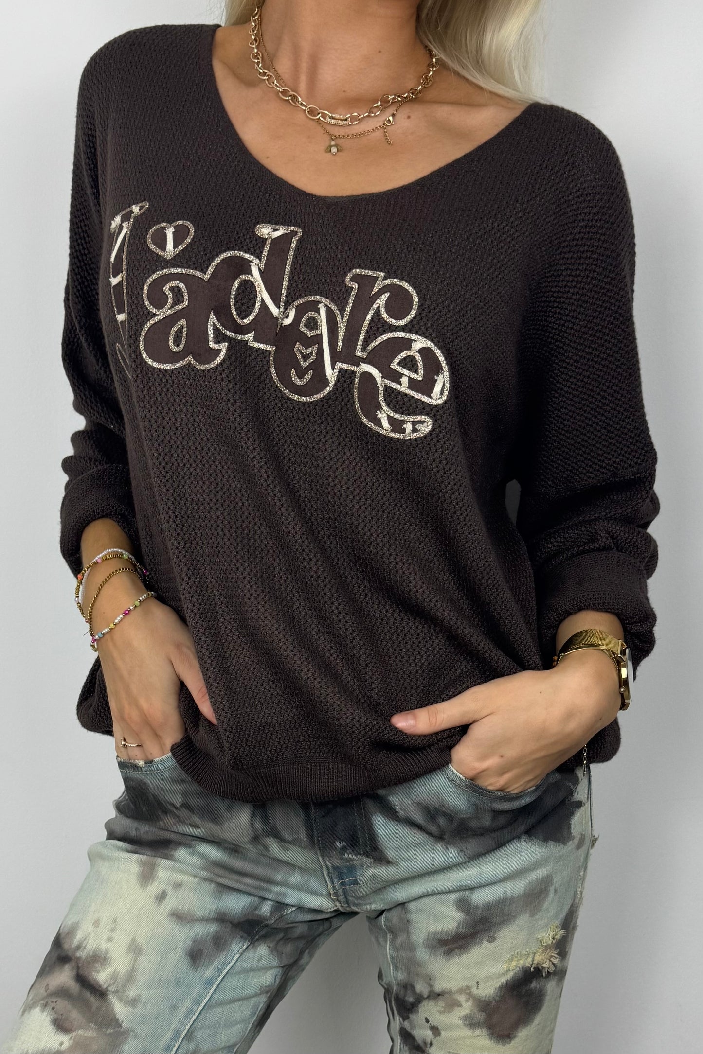 Lockerer Strickpullover mit „J’adore“-Schriftzug-Choco