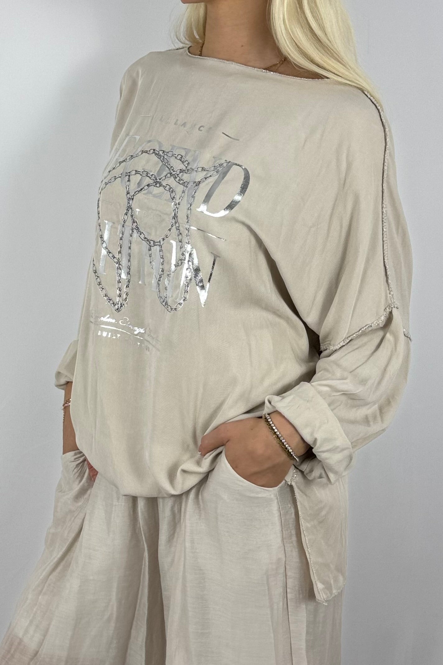 Oversize-Shirt mit Frontprint und Kettendetail-Beige