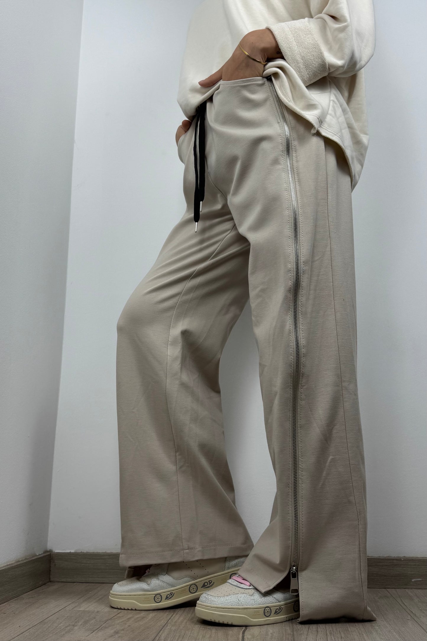 Damen Hose mit seitlichen Reißverschlüssen und elastischem Bund –Beige