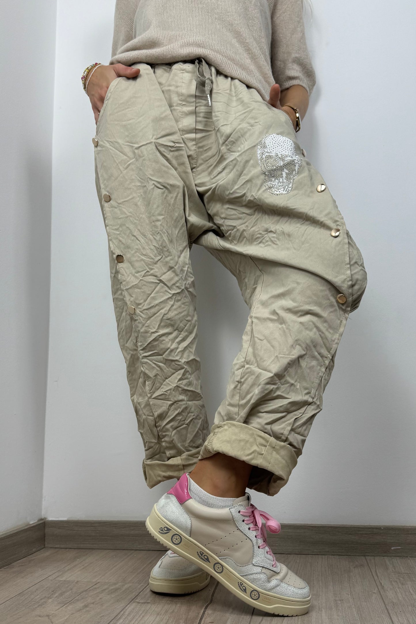 Bequeme Hose mit Strass-Totenkopf und Knopfleiste-Beige