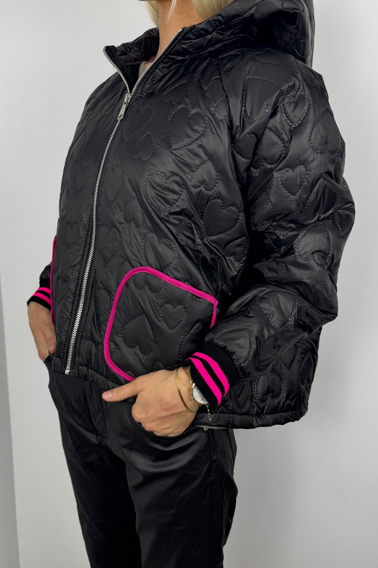 Leichte Steppjacke mit Herzmuster und Kapuze-Schwarz