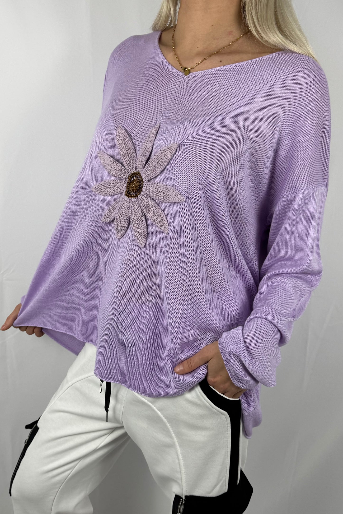 Shirt mit V-Ausschnitt & floraler Applikation-Lilla