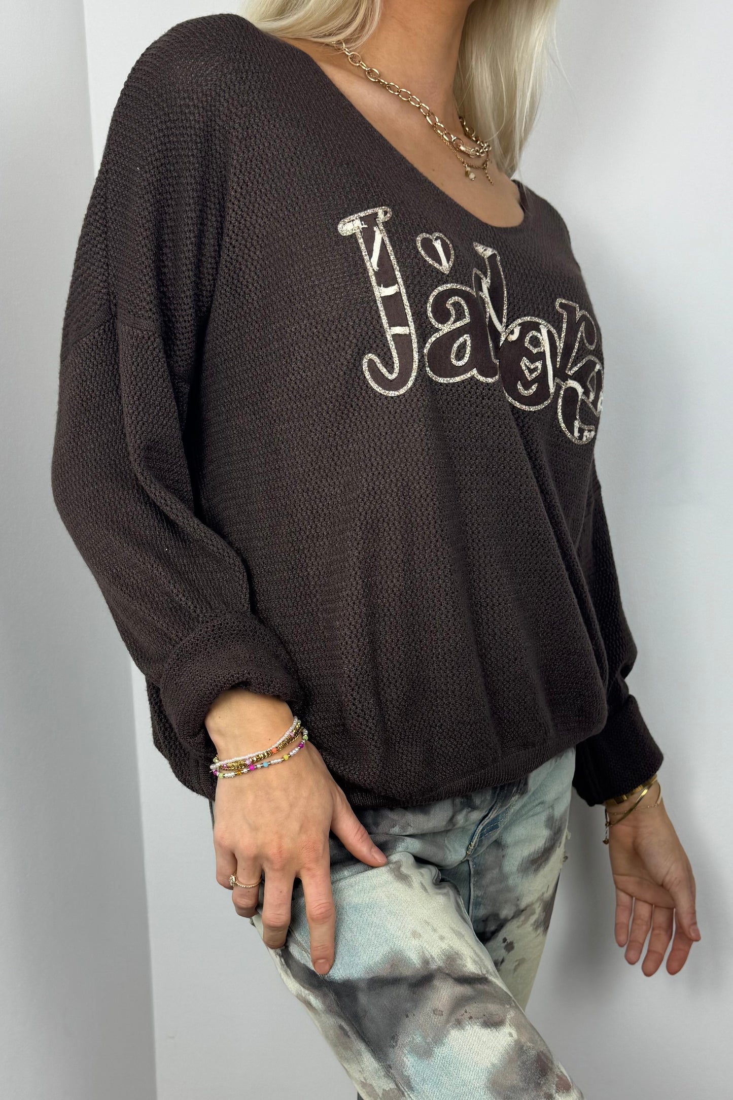 Lockerer Strickpullover mit „J’adore“-Schriftzug-Choco