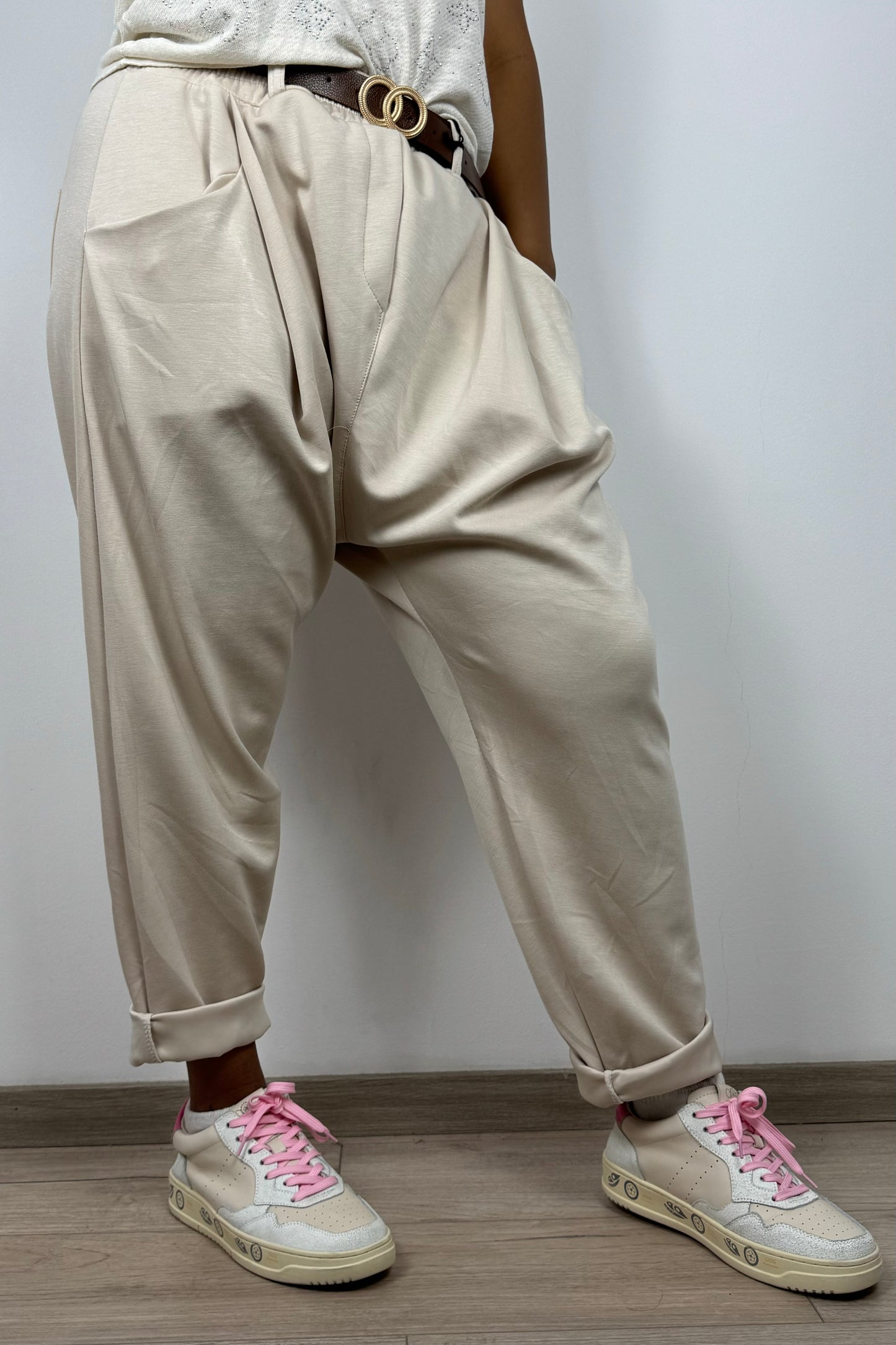 Haremshose mit Gürtel – lockerer Schnitt & modischer Tieffall-Beige
