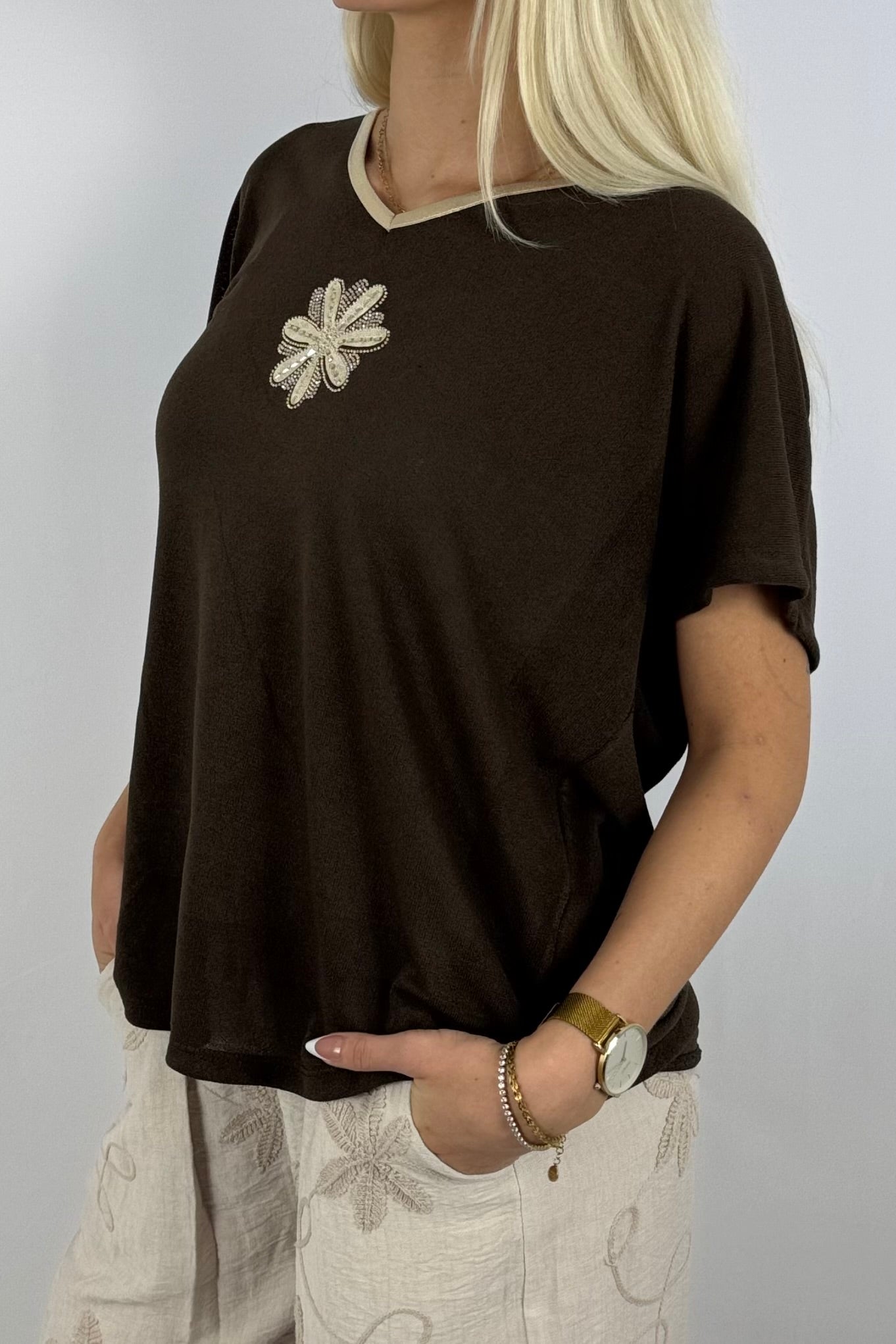 Glanzshirt mit V-Ausschnitt & Schmuckblüte-Schoko