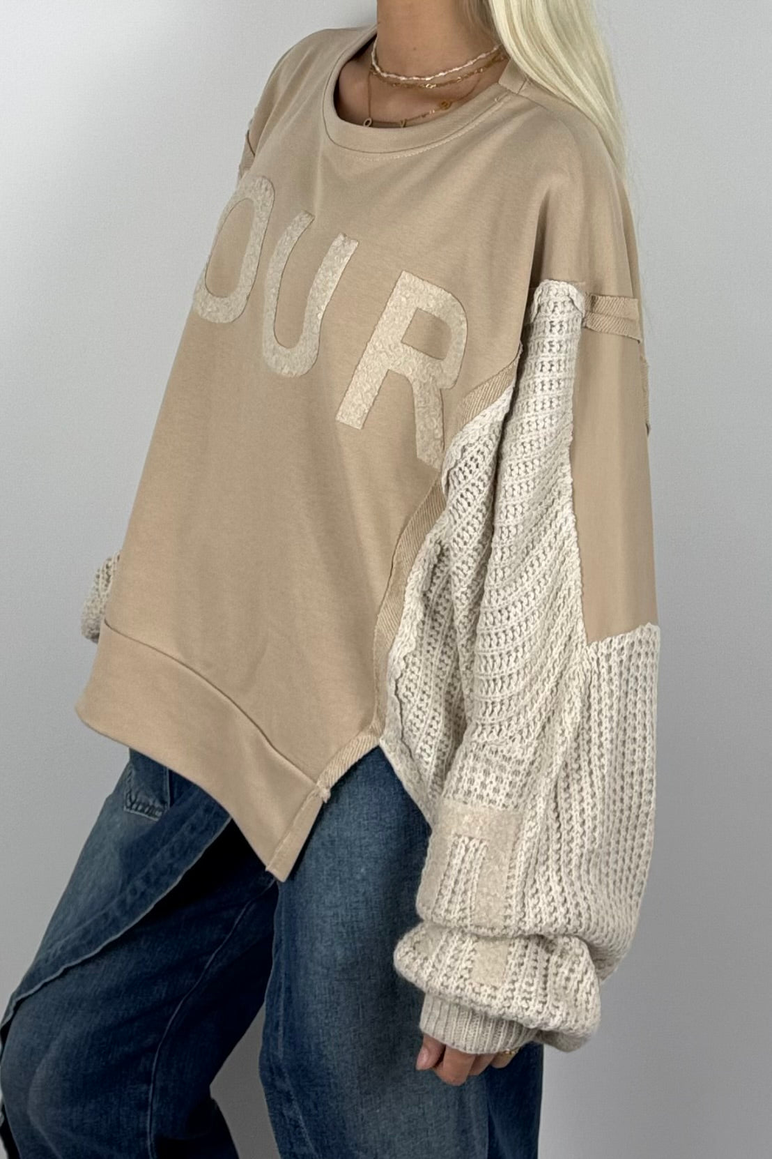 Damen Oversize Sweatshirt mit Strickärmeln & Statement – Beige