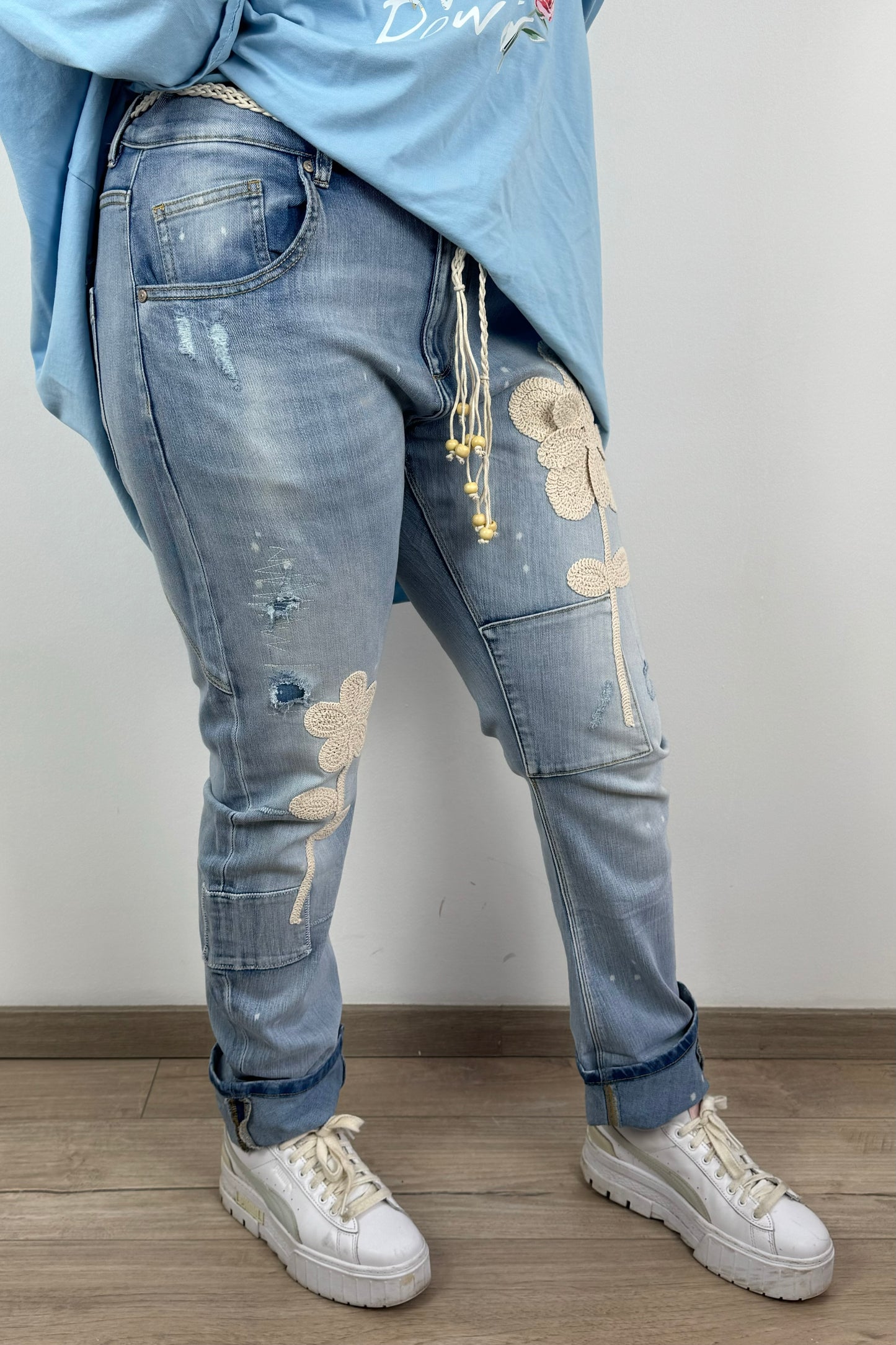 Baggy Damenjeans mit floraler Stickerei