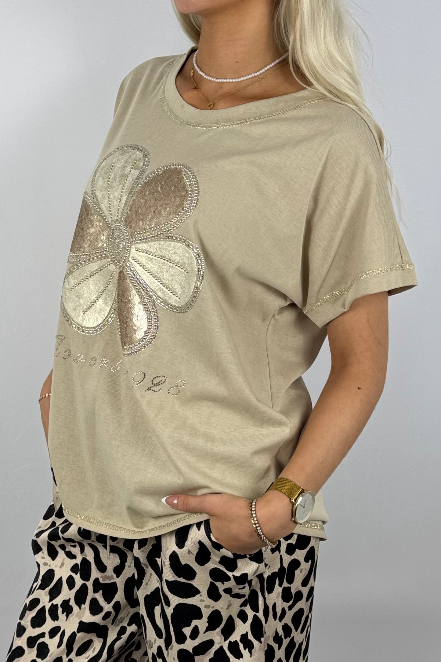 Shirt mit Blumen-Motiv und Strassdetails-Hell Kamel