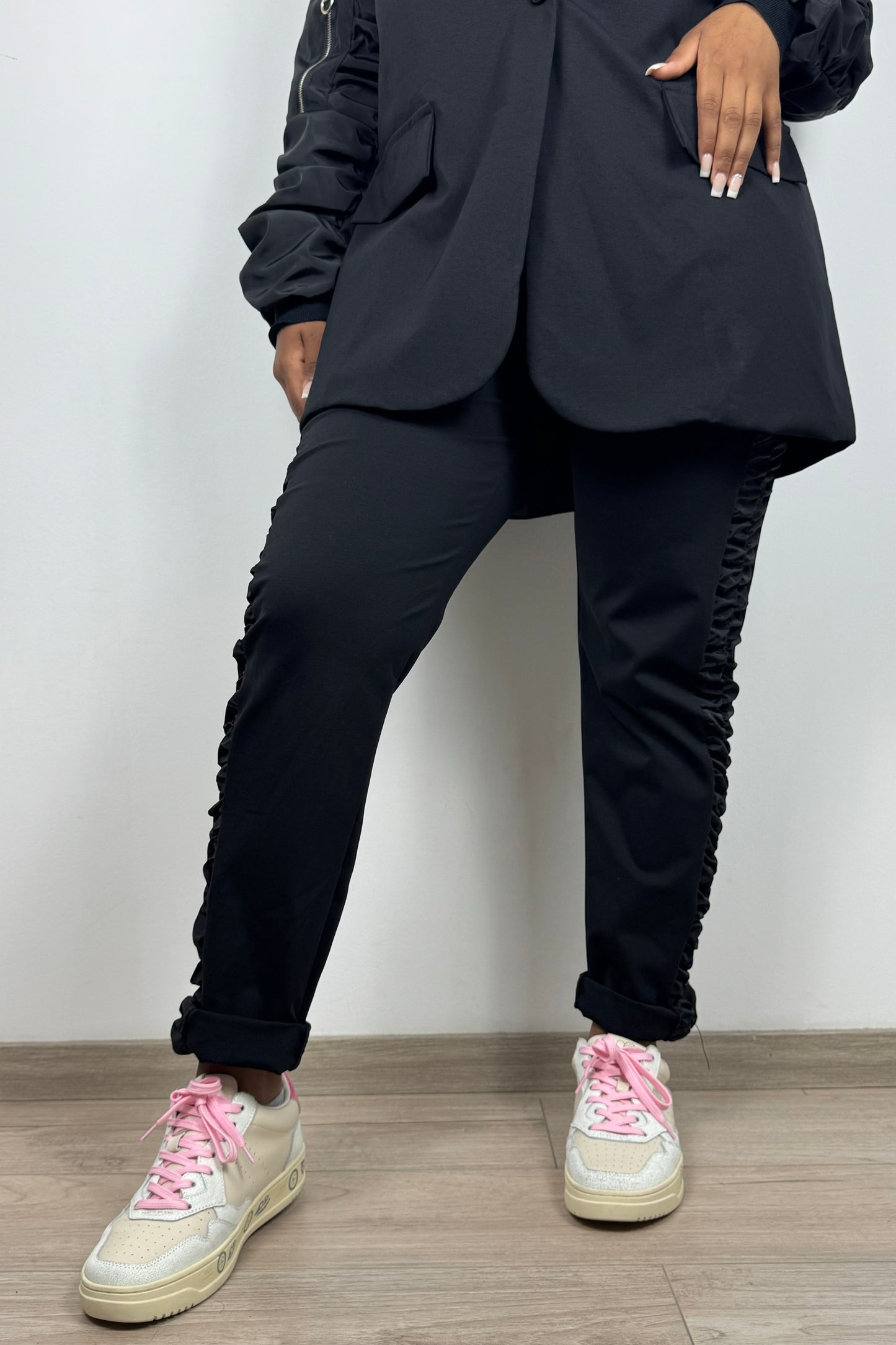 Jogpants mit Rüschen-Details und Glitzer-Emblem-Schwarz