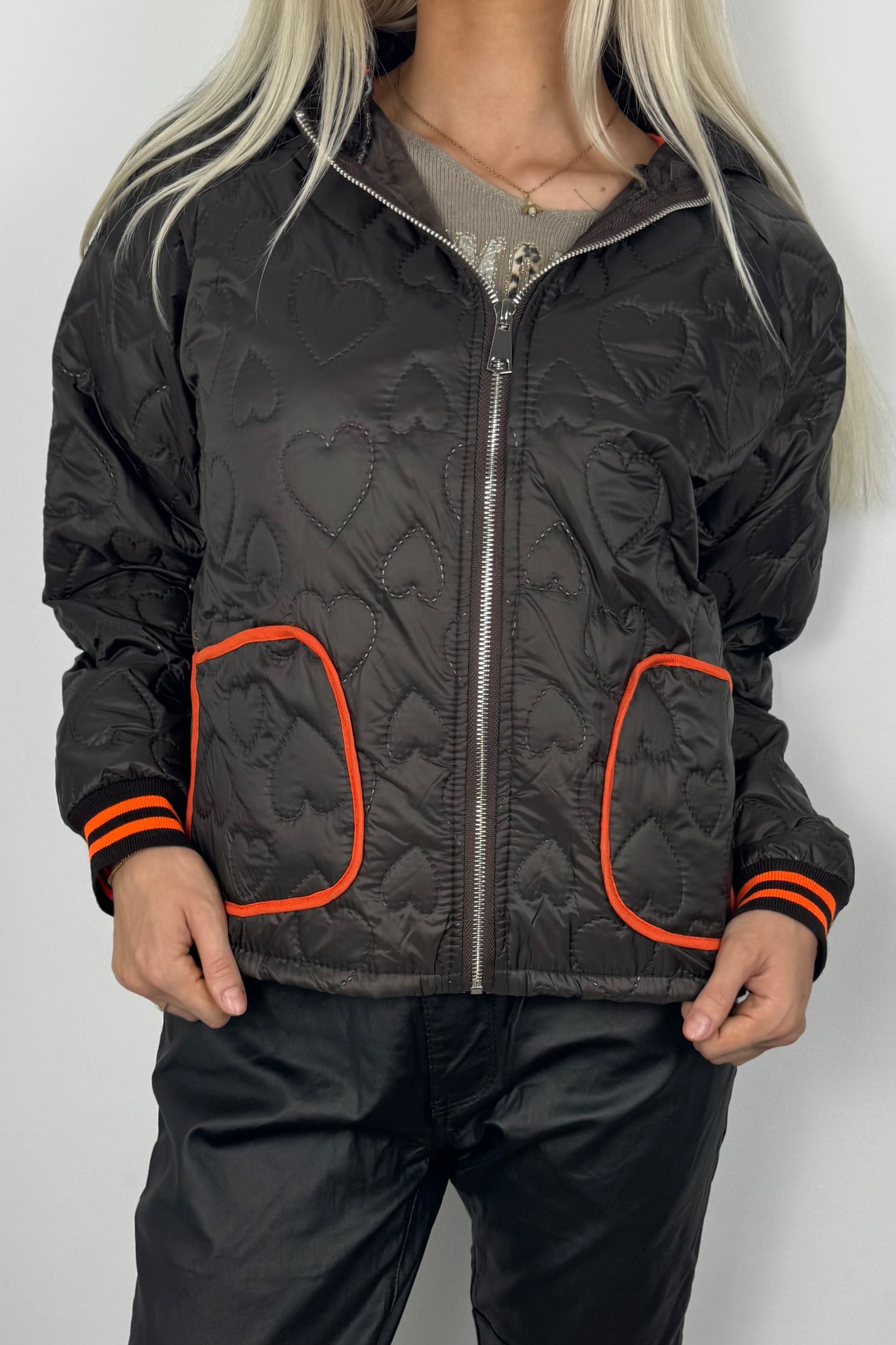 Leichte Steppjacke mit Herzmuster und Kapuze-Coffee