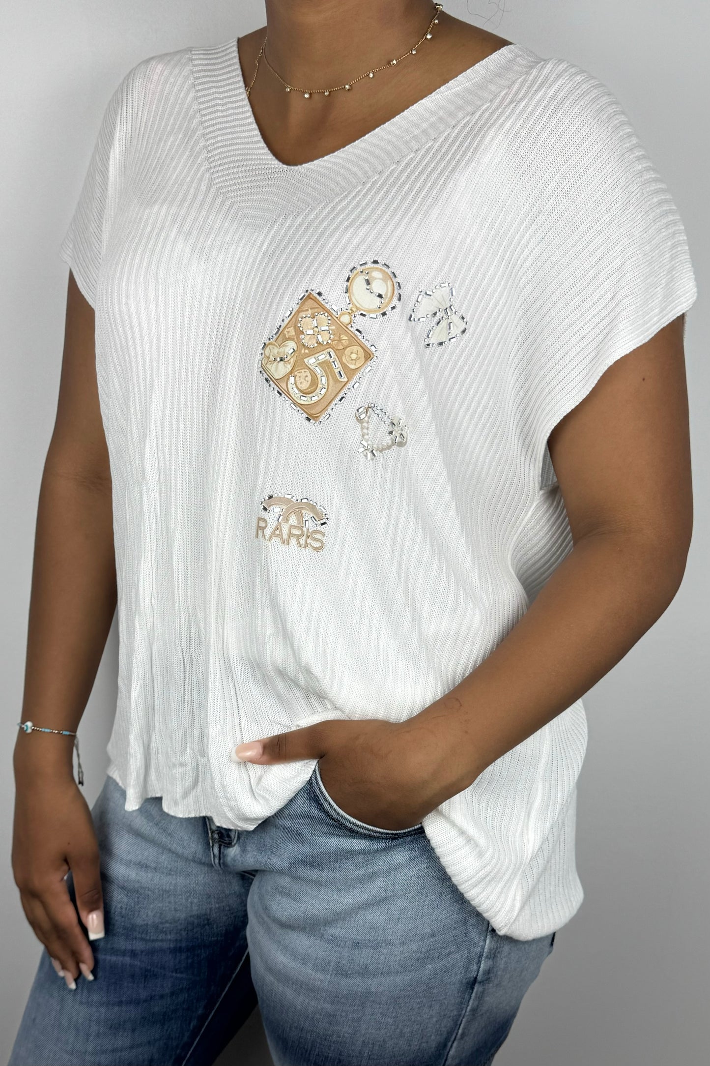 Rippstrick-Shirt mit Glitzerapplikationen und V-Ausschnitt