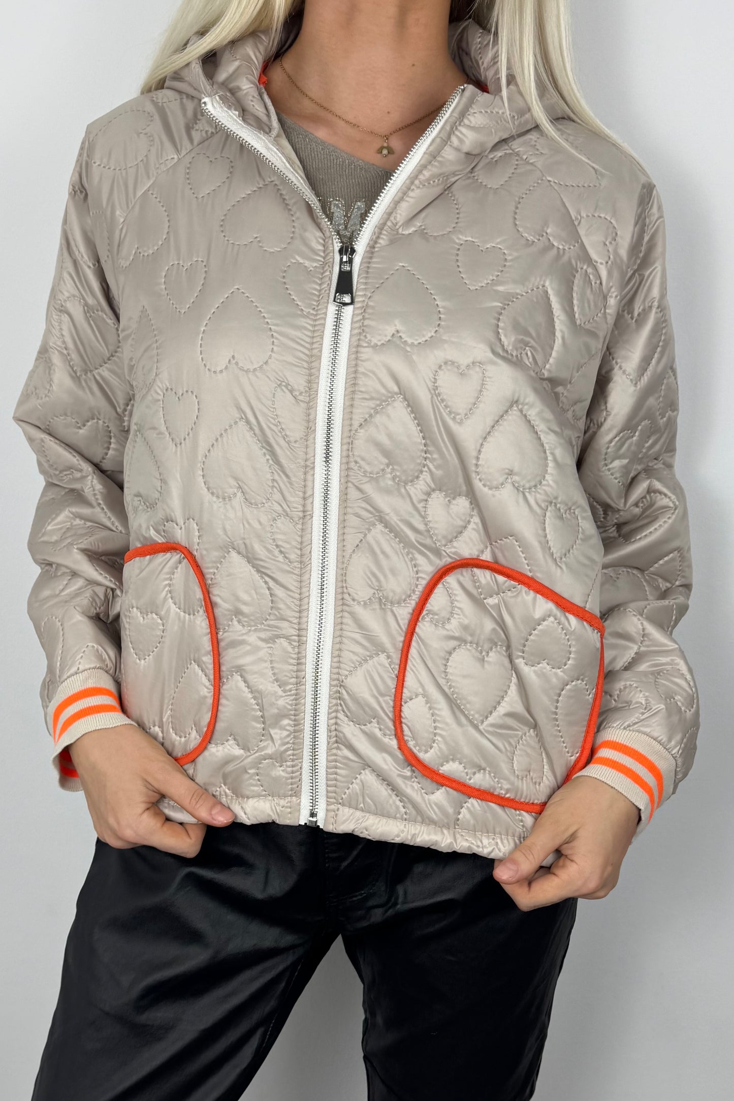 Leichte Steppjacke mit Herzmuster und Kapuze-Beige