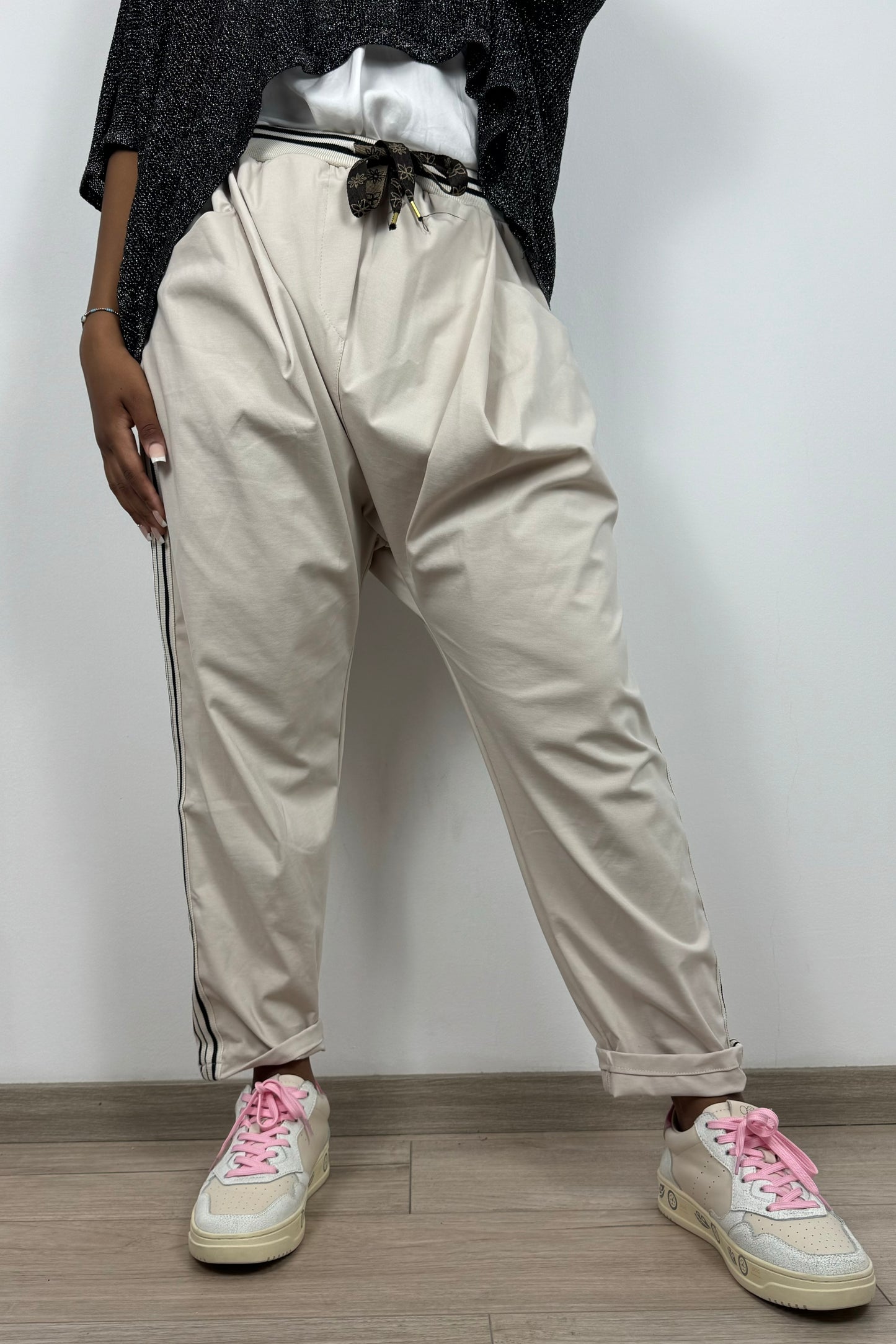 Sportlich-elegante Hose mit Galonstreifen und Bindegürtel