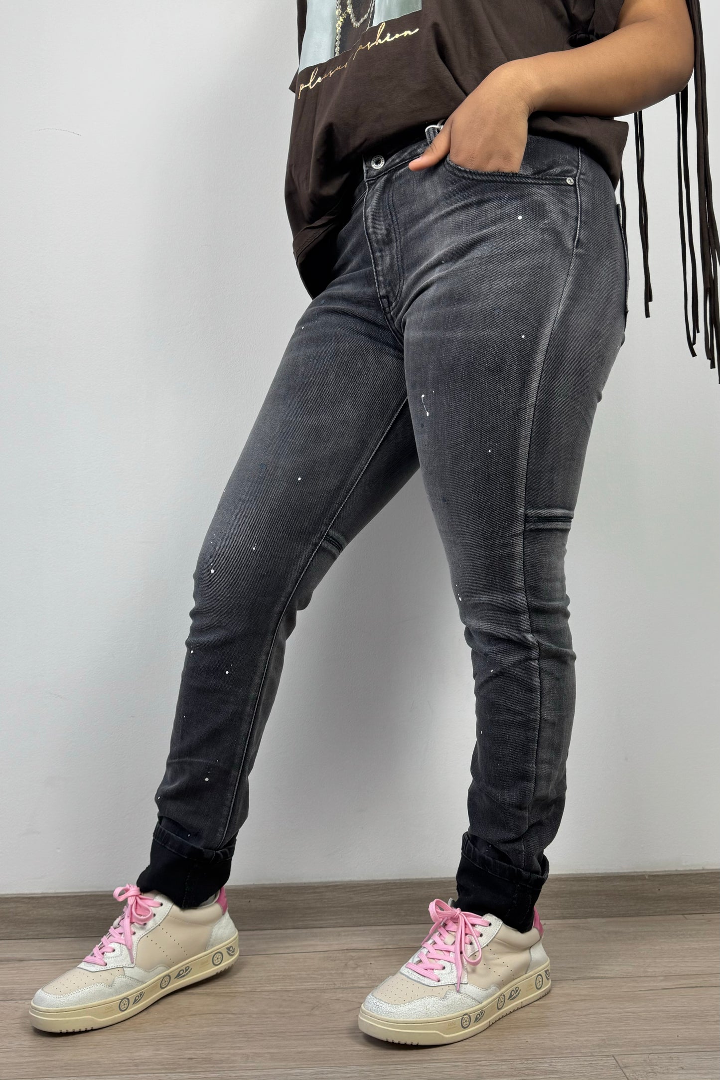 Graue Slim Fit Jeans mit Farbdetails