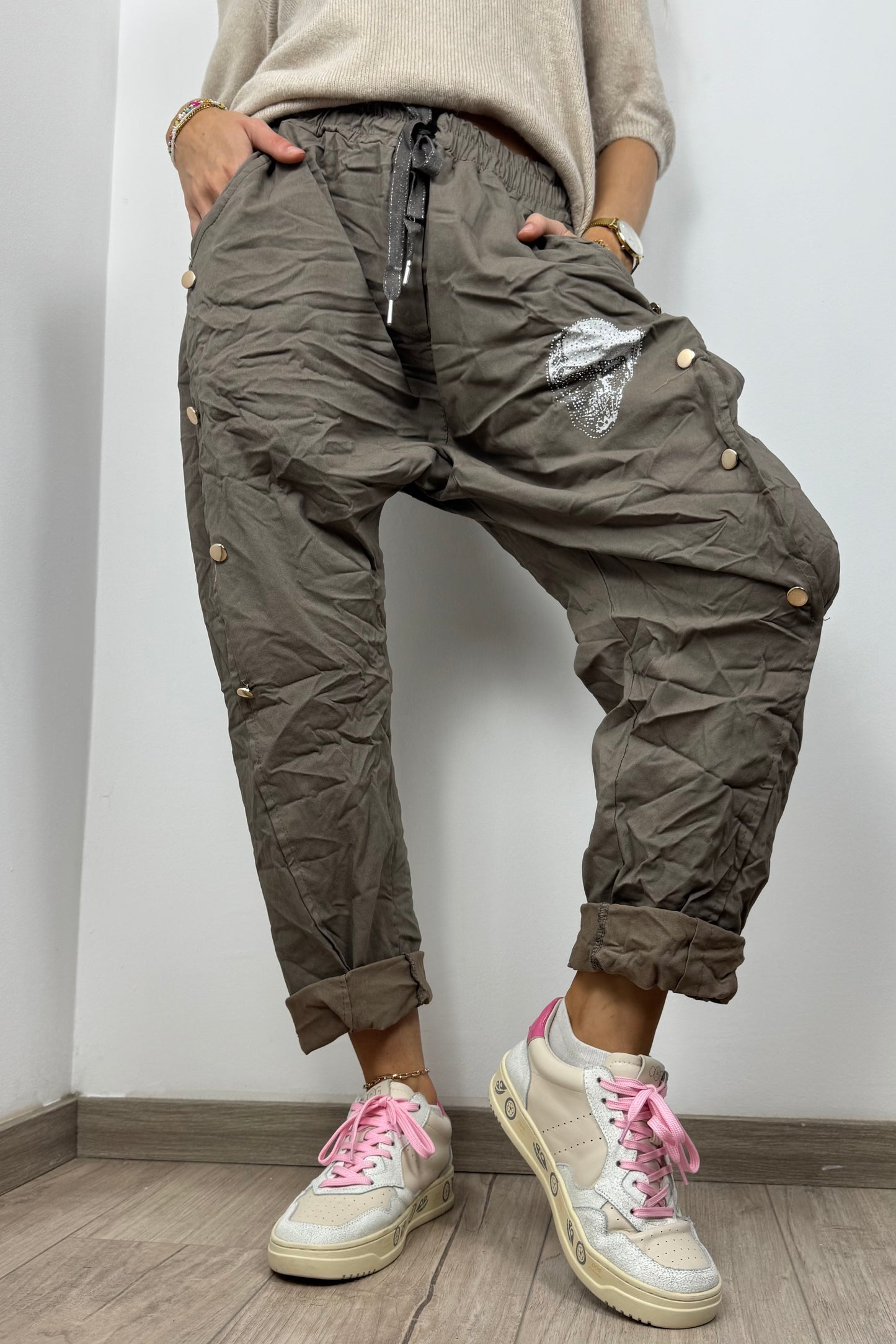 Bequeme Hose mit Strass-Totenkopf und Knopfleiste-Mud