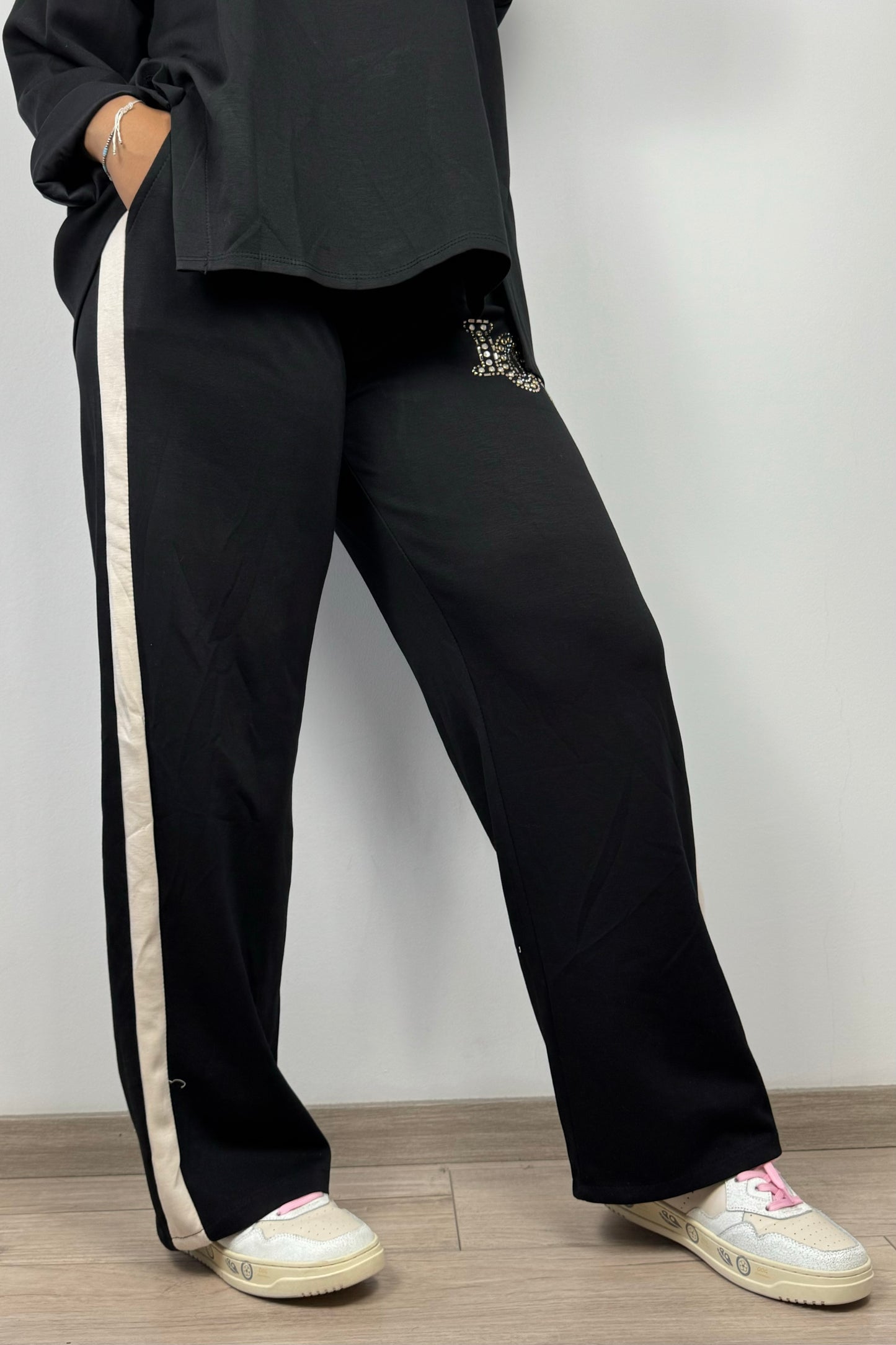 Jogginghose mit Strass-Schriftzug „LOVE“ & Seitenstreifen-Schwarz