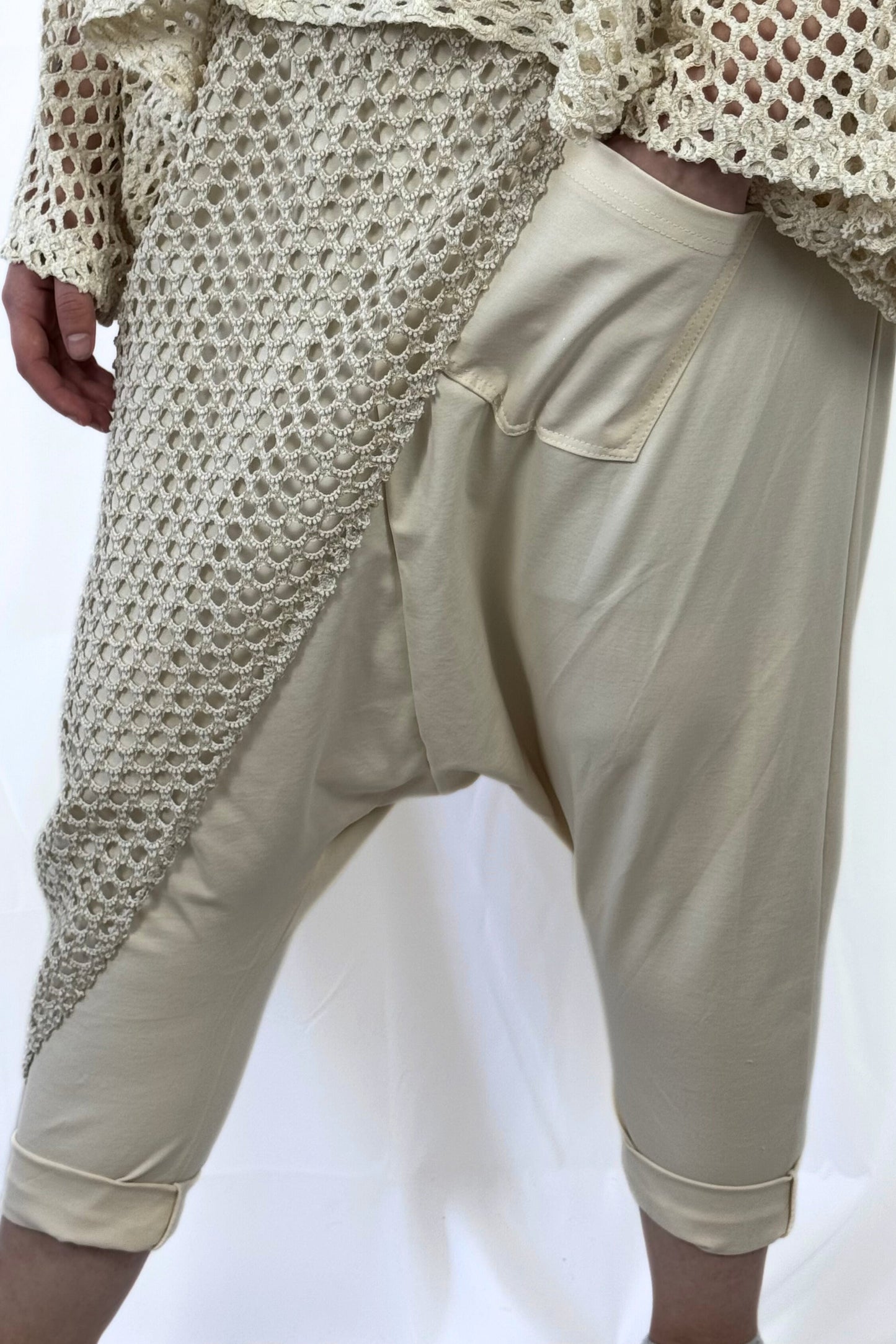 Beige Baggyhose mit Netzdetails – sportlich & stylisch