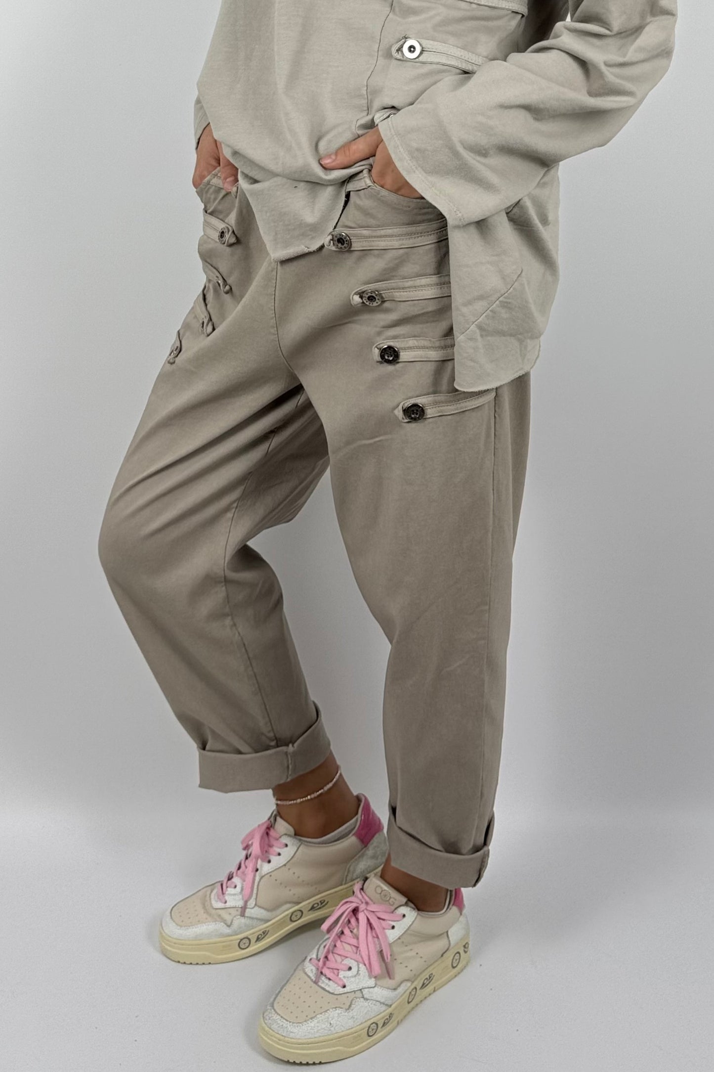 Damen Schlupfhose mit Knopfdetails – Beige
