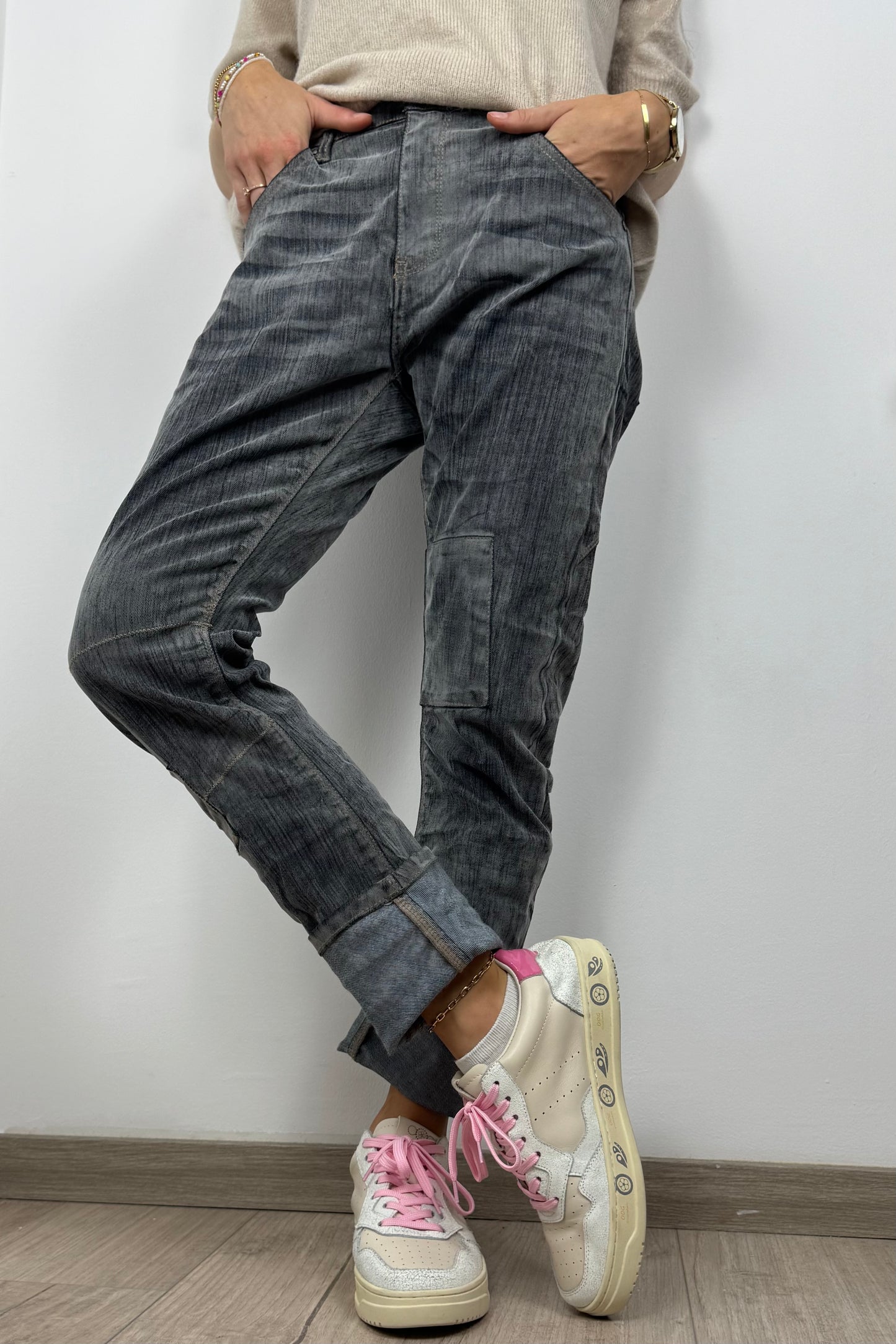 Trendige Jeans im Used-Look mit Patch-Details