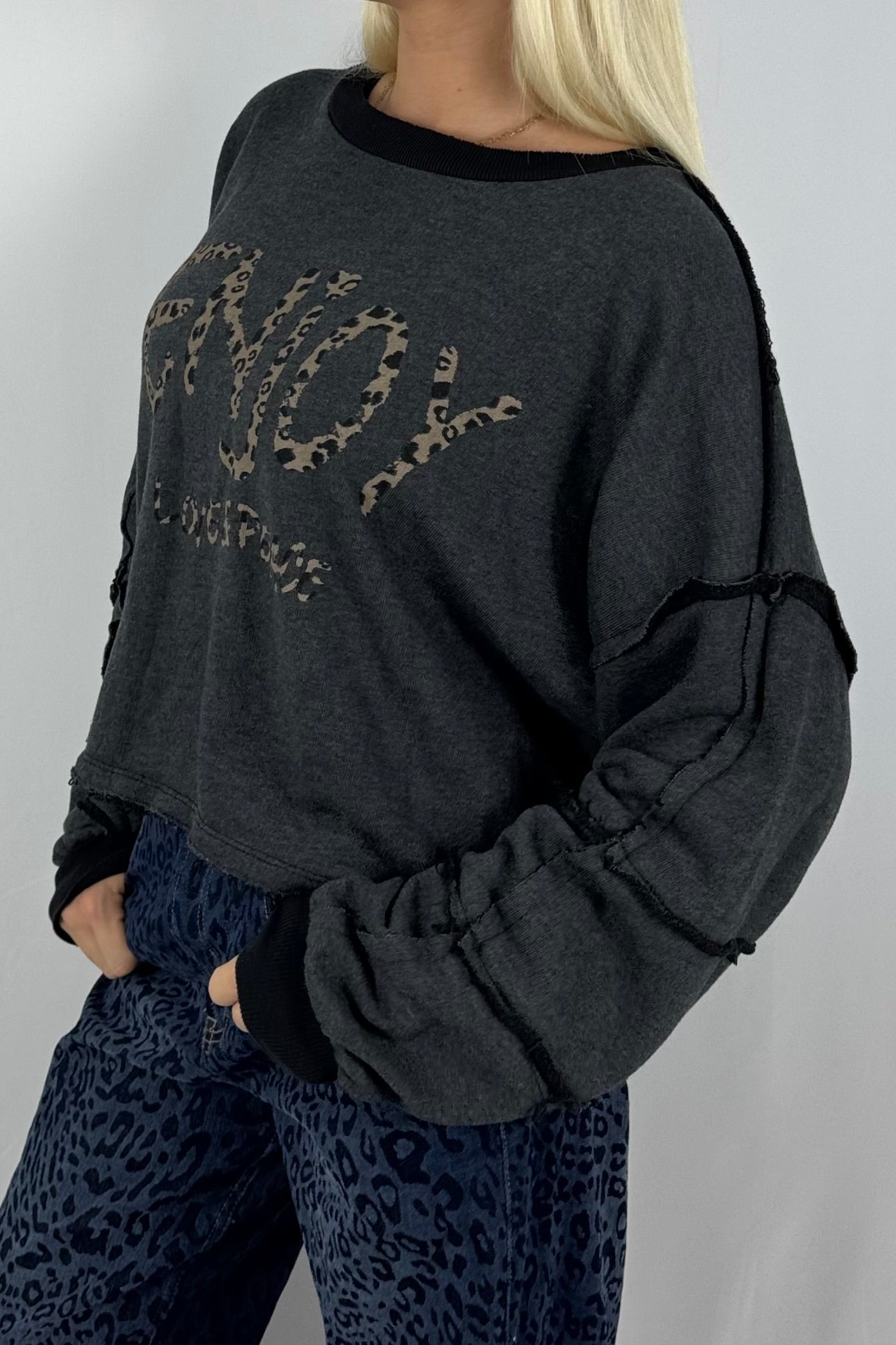 Damen Sweatshirt „ENJOY LOVE & PEACE“ – Leo Print-Schwarz