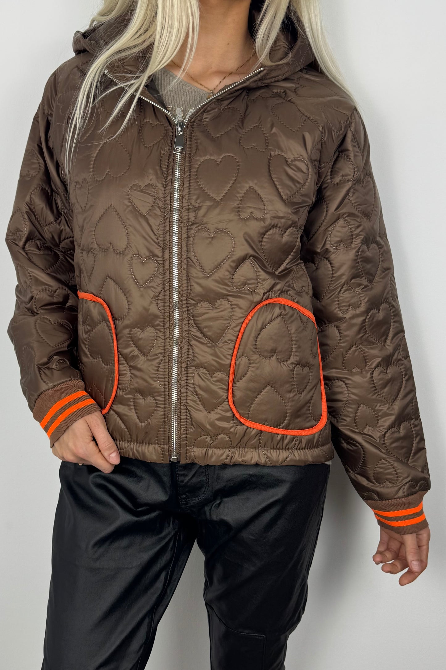 Leichte Steppjacke mit Herzmuster und Kapuze-Choco