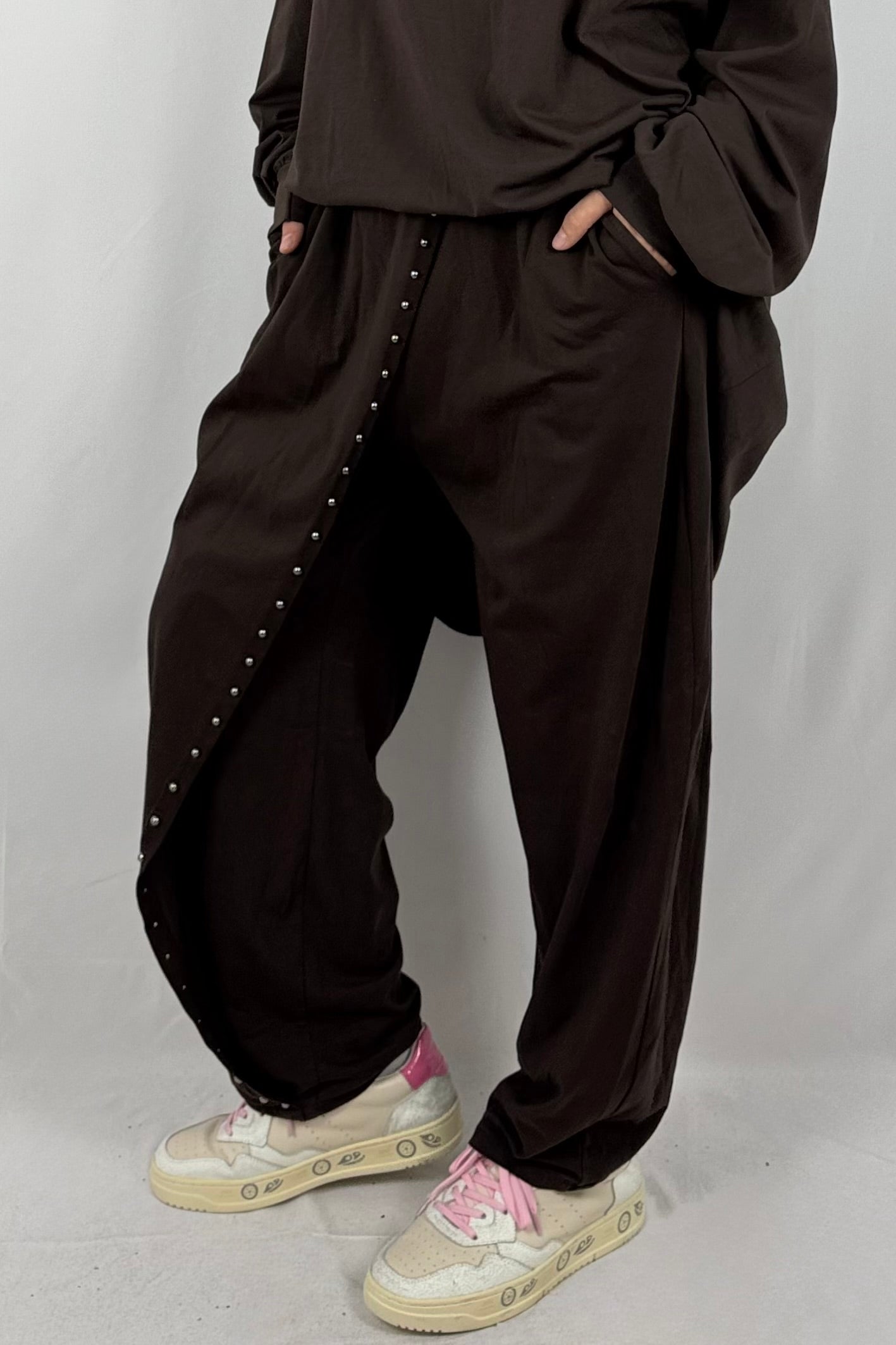 Bequeme Oversize-Hose mit Nieten-Detail-Schoko