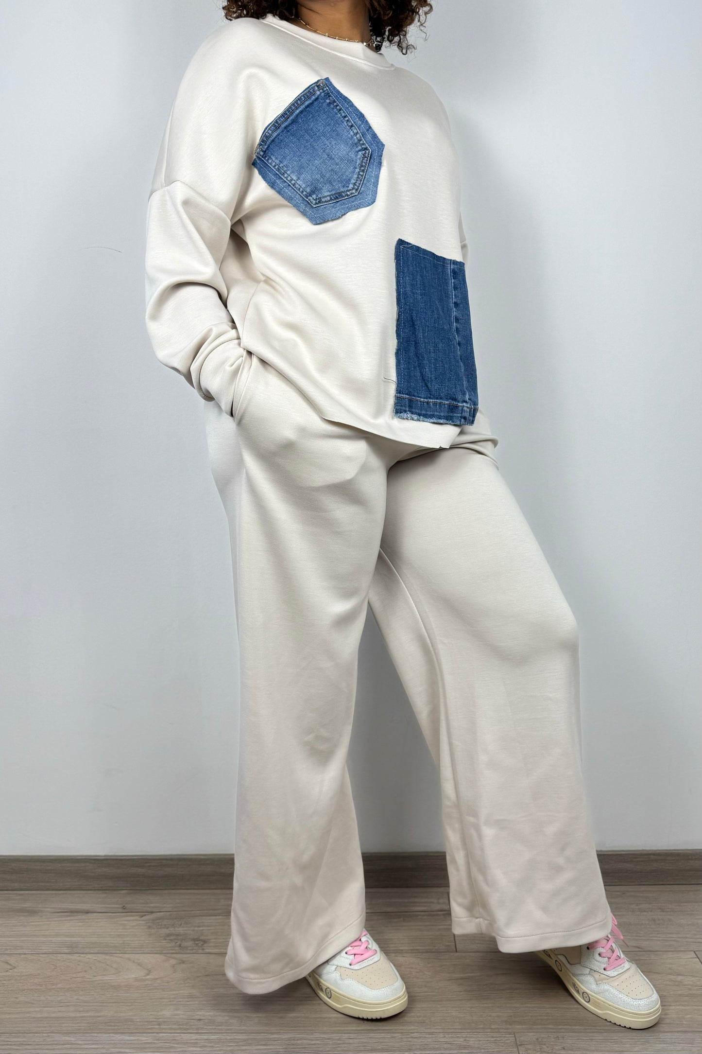 Zweiteiliger Damen-Anzug: Sweater & Hose mit Jeans-Details