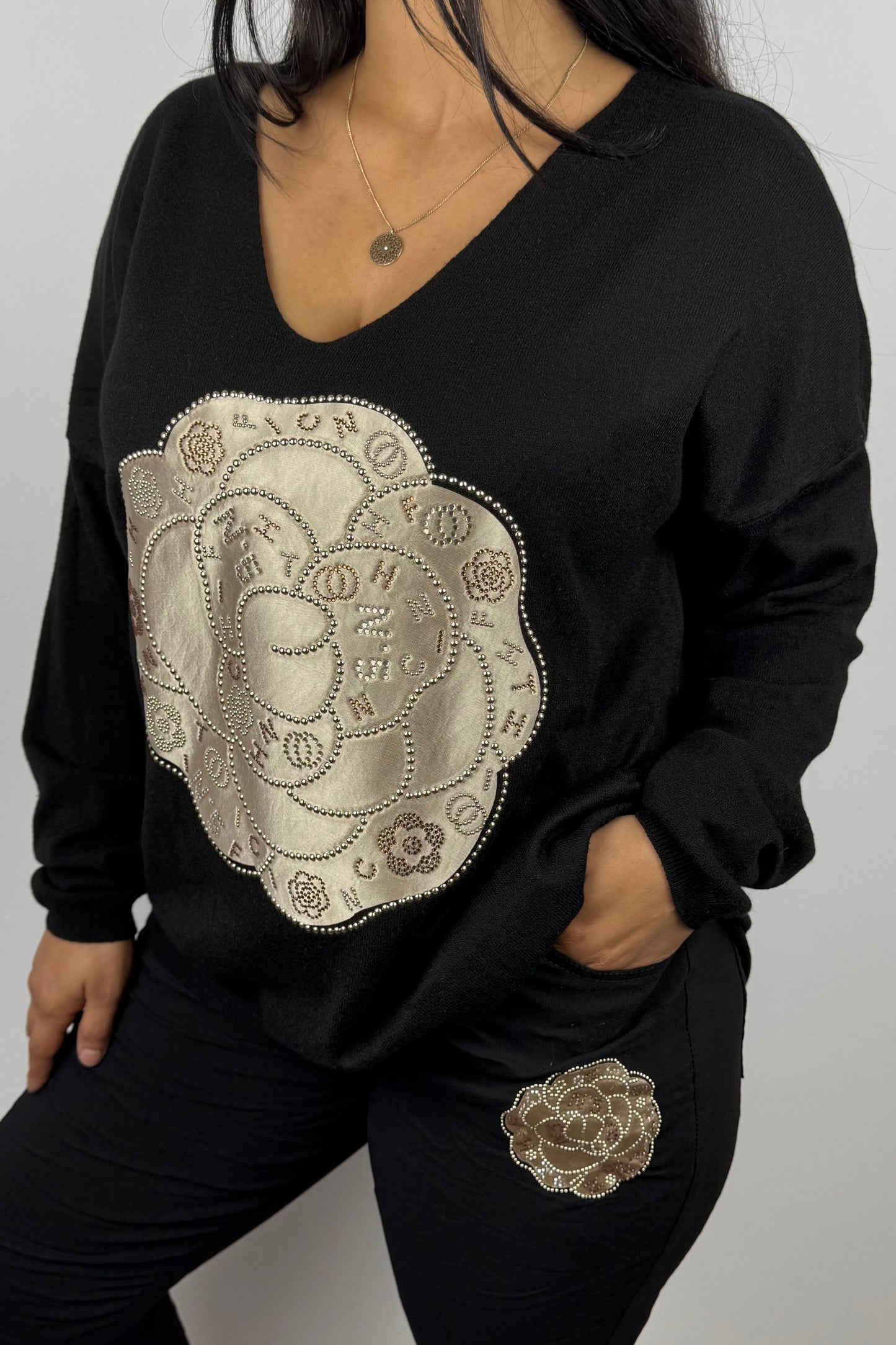 Feinstrick-Shirt mit floraler Applikation und Strass – Schwarz