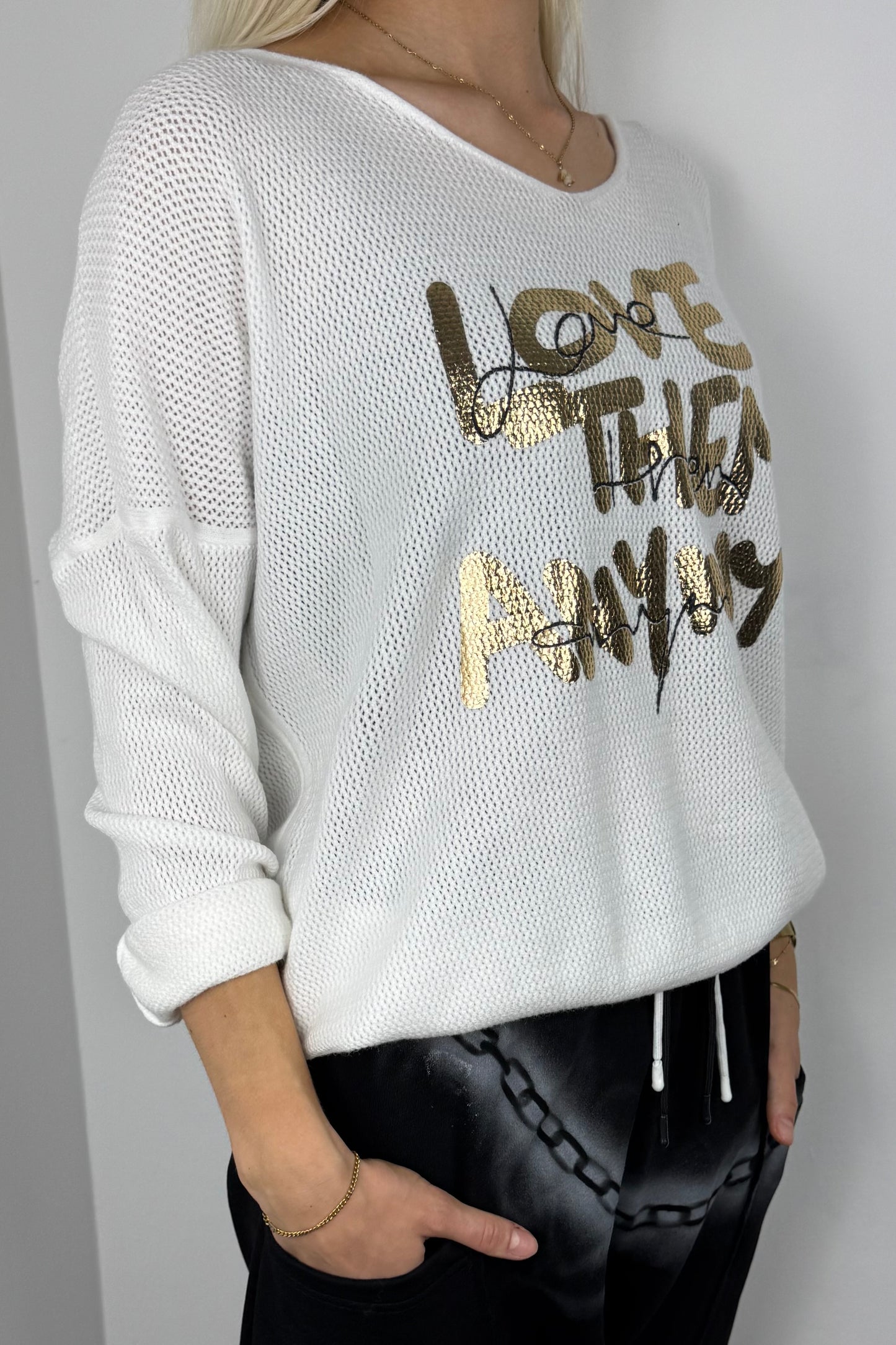 Damen Shirt mit Glitzer-Schriftzug „Love Them Anyway“ –Weiß