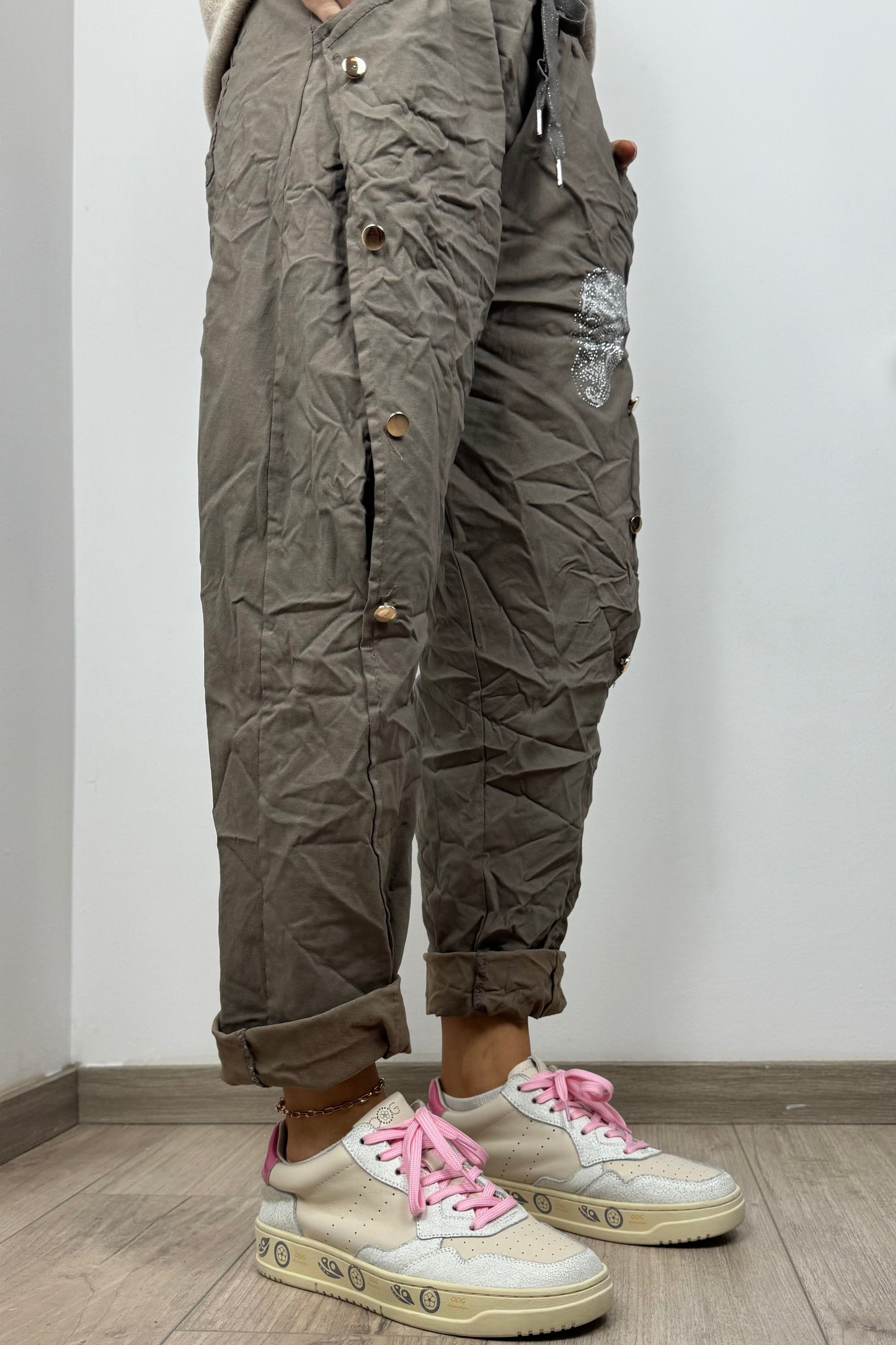 Bequeme Hose mit Strass-Totenkopf und Knopfleiste-Mud