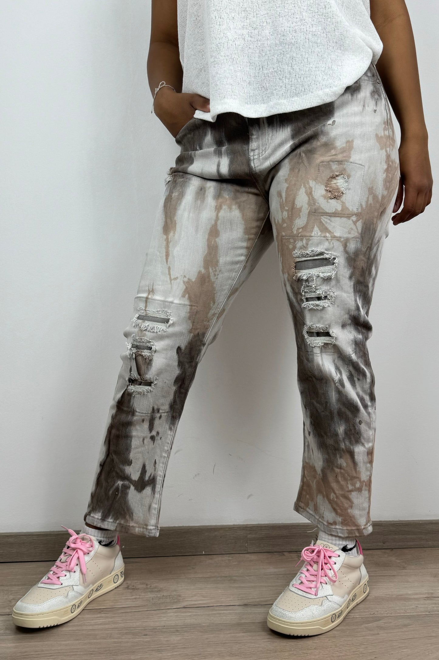 Damenjeans mit Batik-Waschung & Destroyed-Details