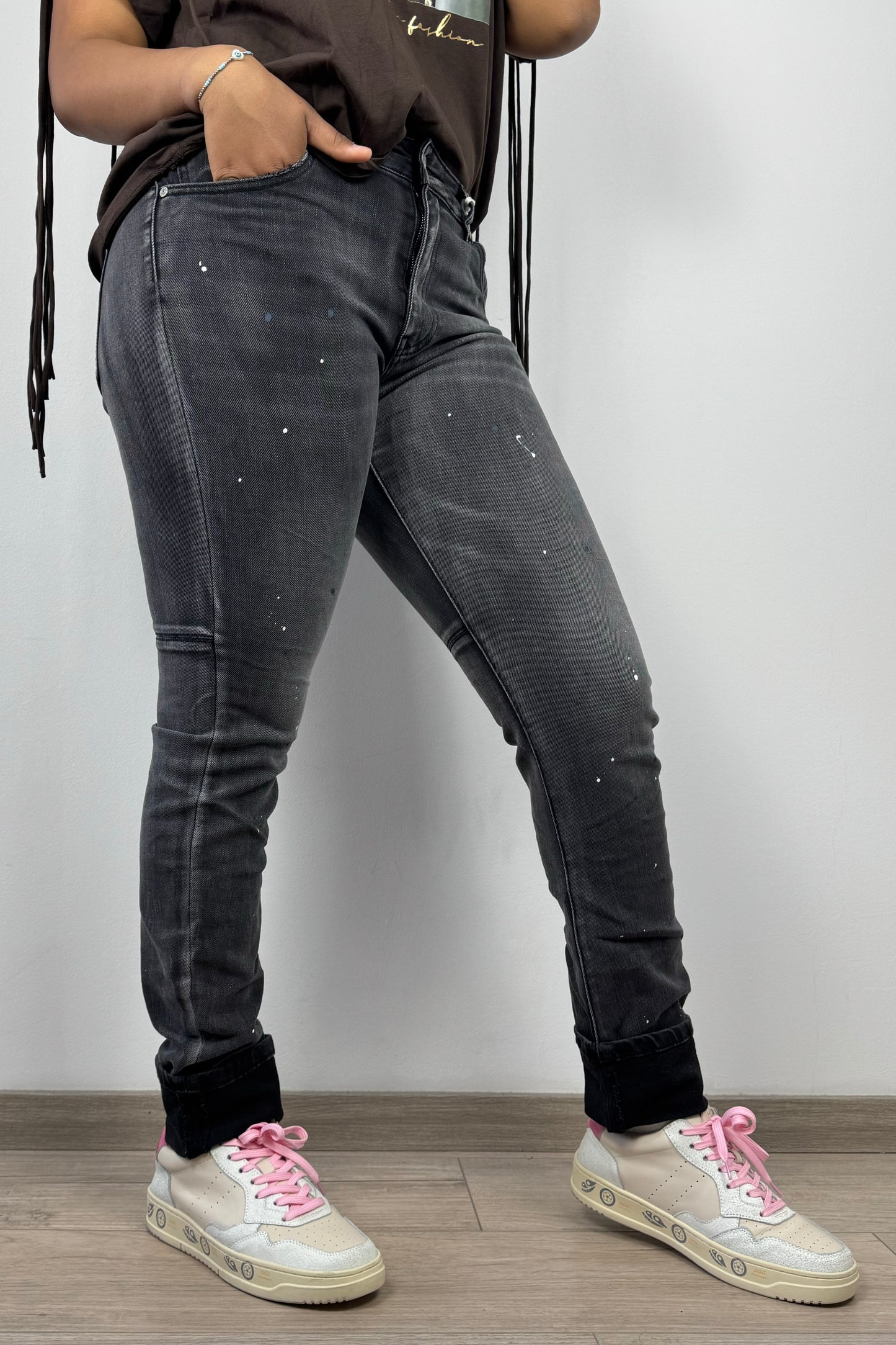 Graue Slim Fit Jeans mit Farbdetails